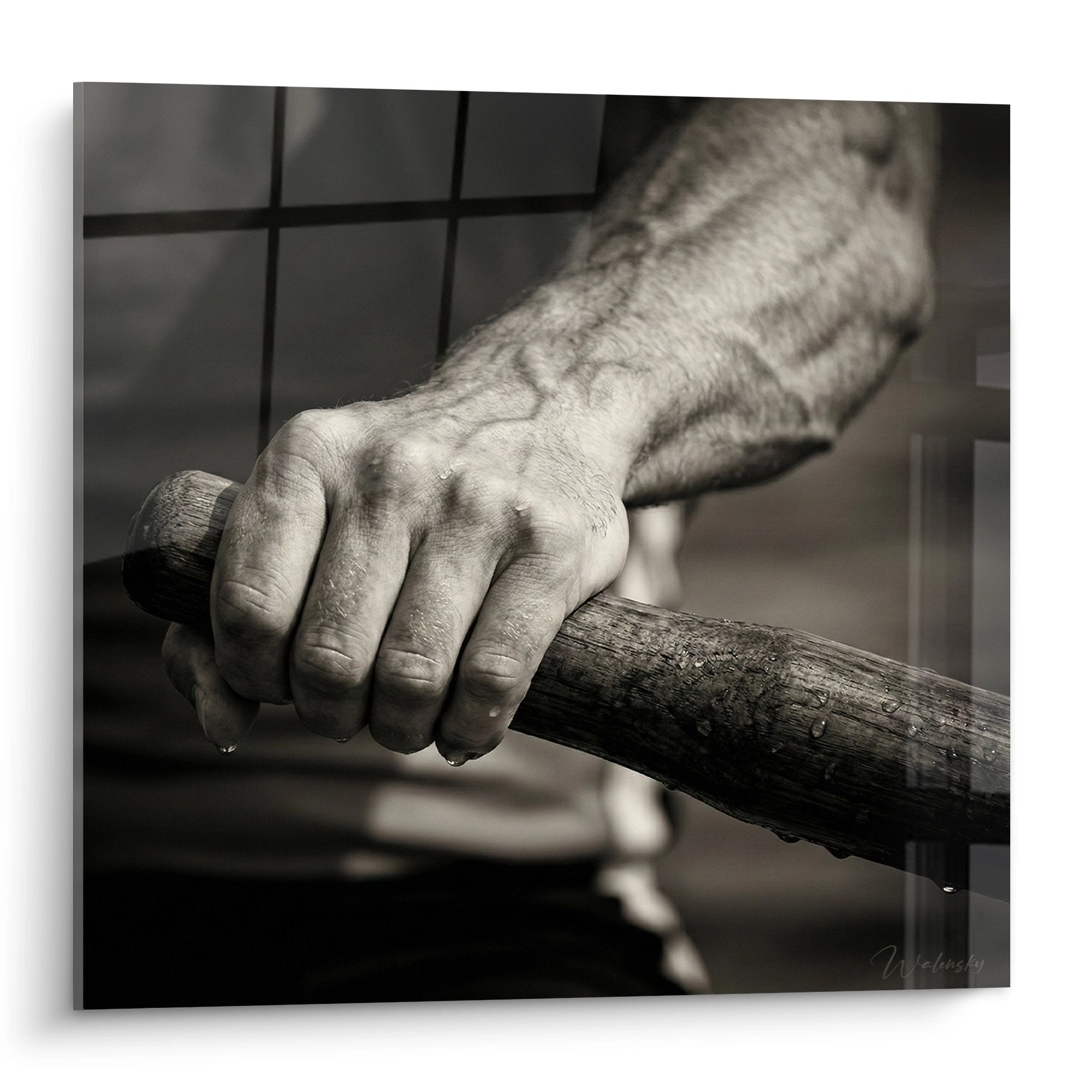 Schwarzweiß Wandbild einer kräftigen Rudererhand am Holzrudergriff, maritime Kunst Edition Rudern