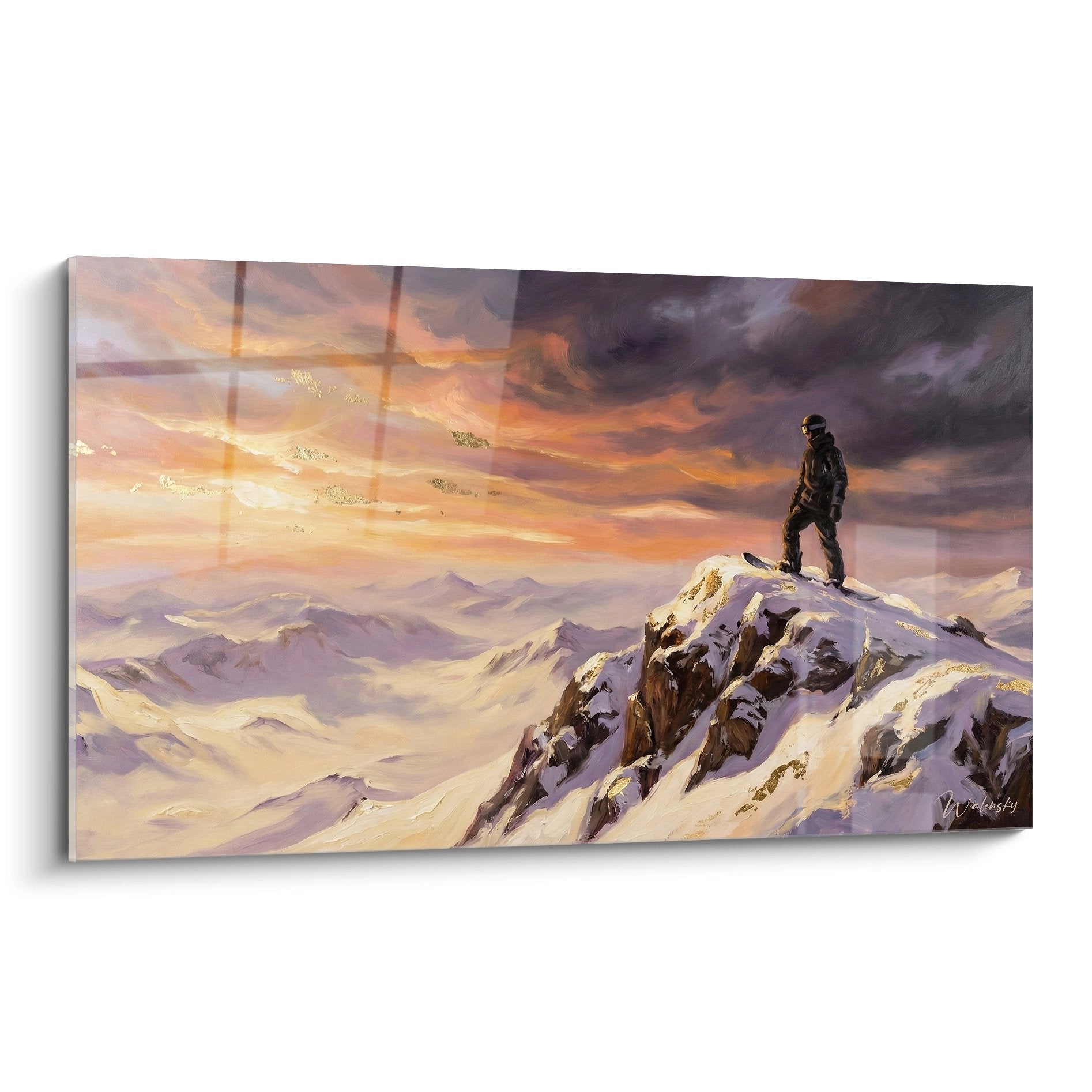 Wandbild Snowboarder auf schneebedecktem Berggipfel bei goldenem Sonnenuntergang mit dramatischen Wolken