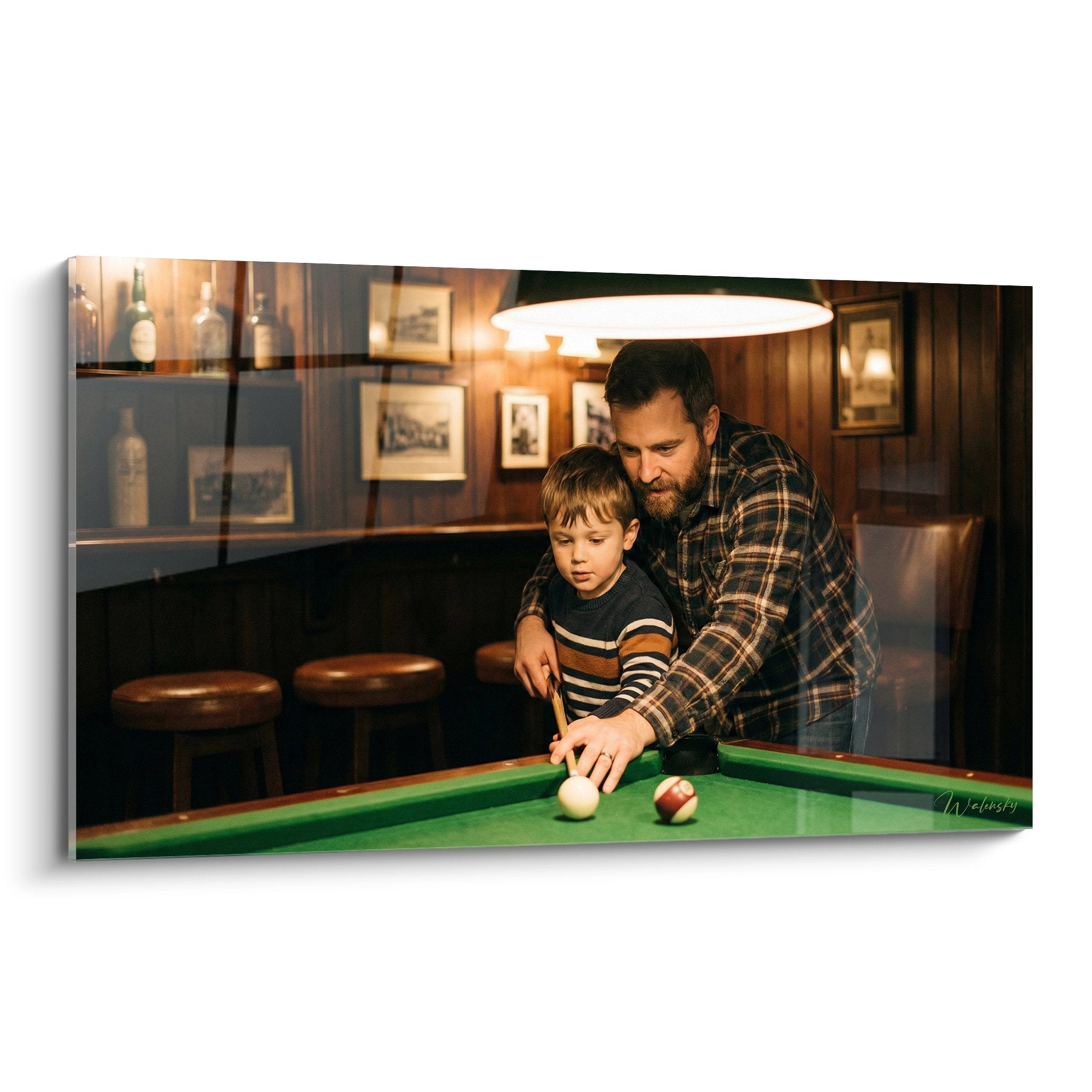 Wandbild zeigt Vater der seinem Sohn Billard beibringt am grünen Billardtisch in gemütlicher Bar Atmosphäre