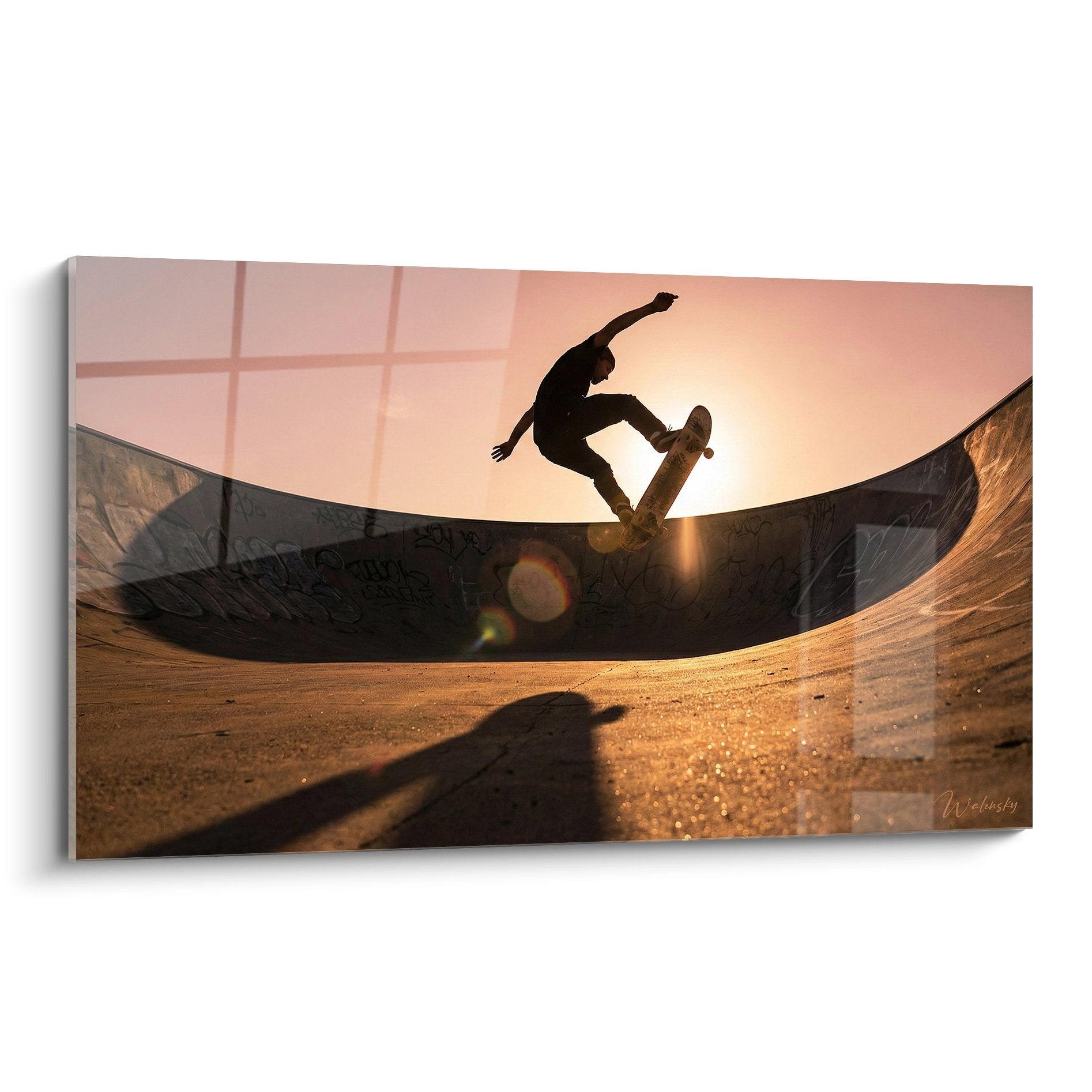 Skateboard Wandbild zeigt Skater Silhouette bei Sonnenuntergang über Betonschale in warmen Goldtoenen