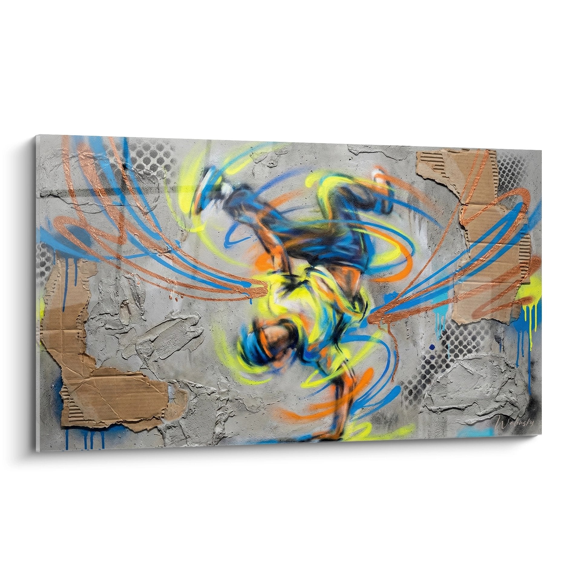 Abstraktes Wandbild einer Tanzfigur in Bewegung mit blauen, gelben und orangen Farbspritzern auf grauem Hintergrund
