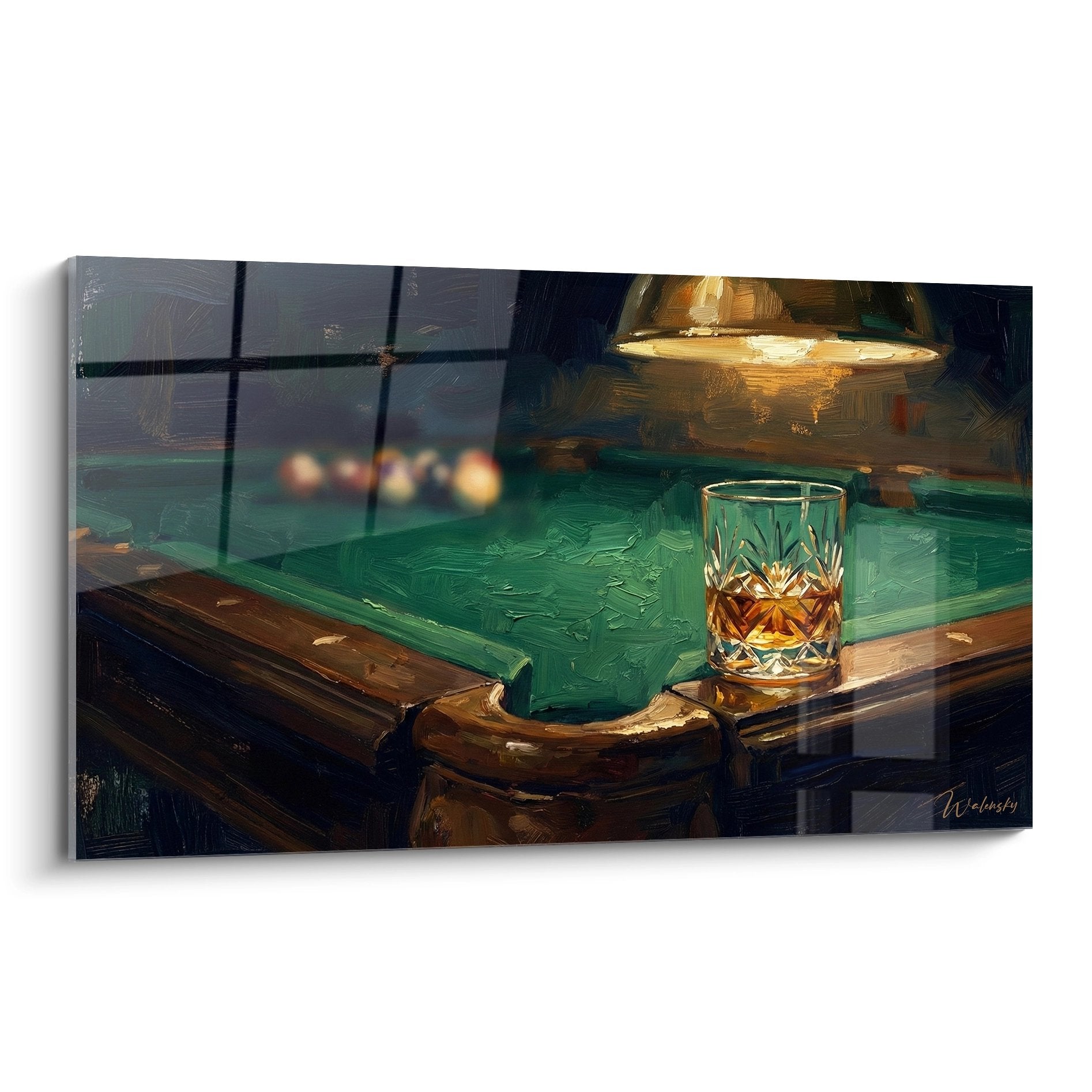 Wandbild Billardtisch mit Whisky-Glas unter warmer Lampe, grüner Filz und Holzbande in eleganter Malerei