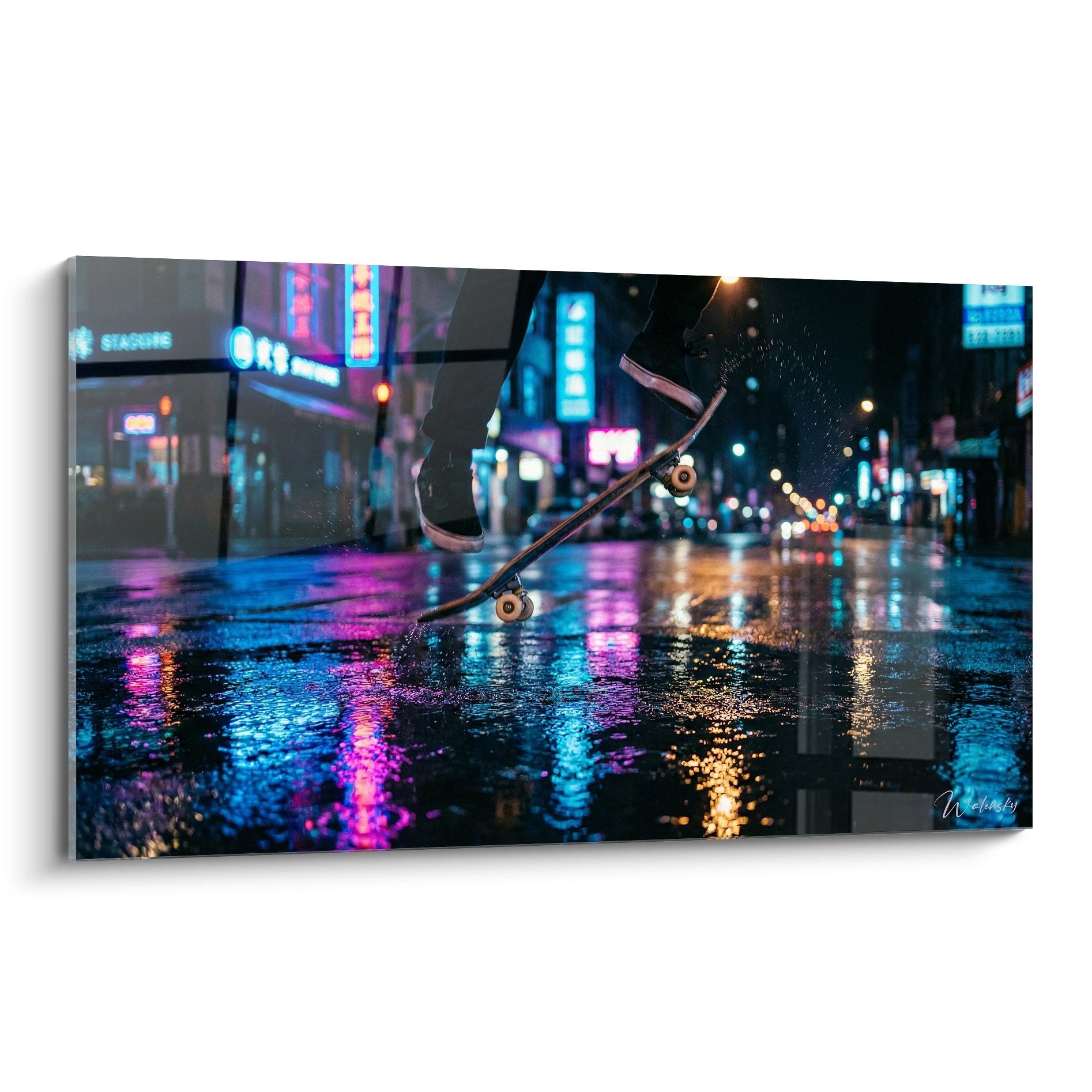 Skateboard auf regennasser Straße mit bunten Neonlichtern und Spiegelungen bei Nacht in urbaner Umgebung