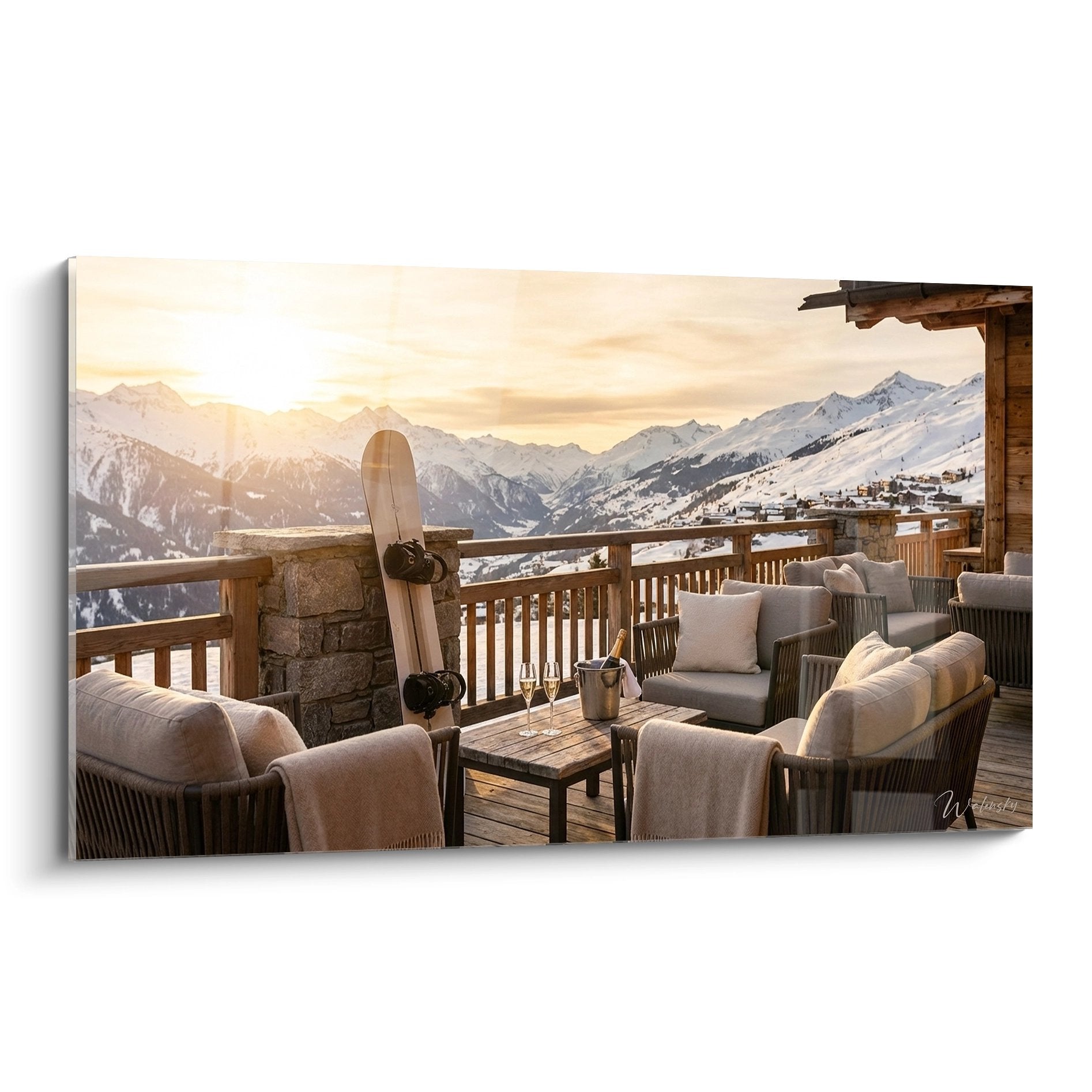 Luxuriöse alpine Terrasse mit Snowboard und Panoramablick auf verschneite Berge bei Sonnenuntergang