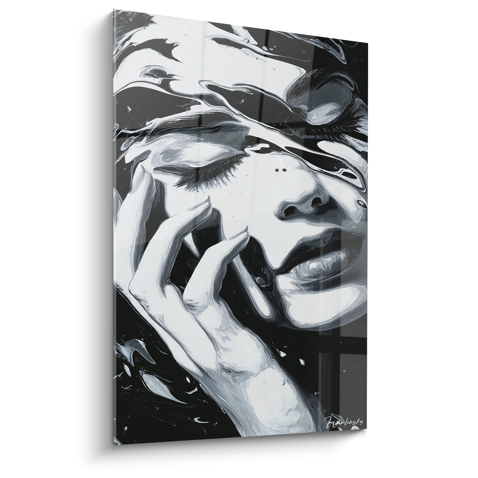 Wandbild einer kontemplierenden Frau in schwarz-weiß, abstrakte Kunst mit geschlossenen Augen und Hand am Gesicht