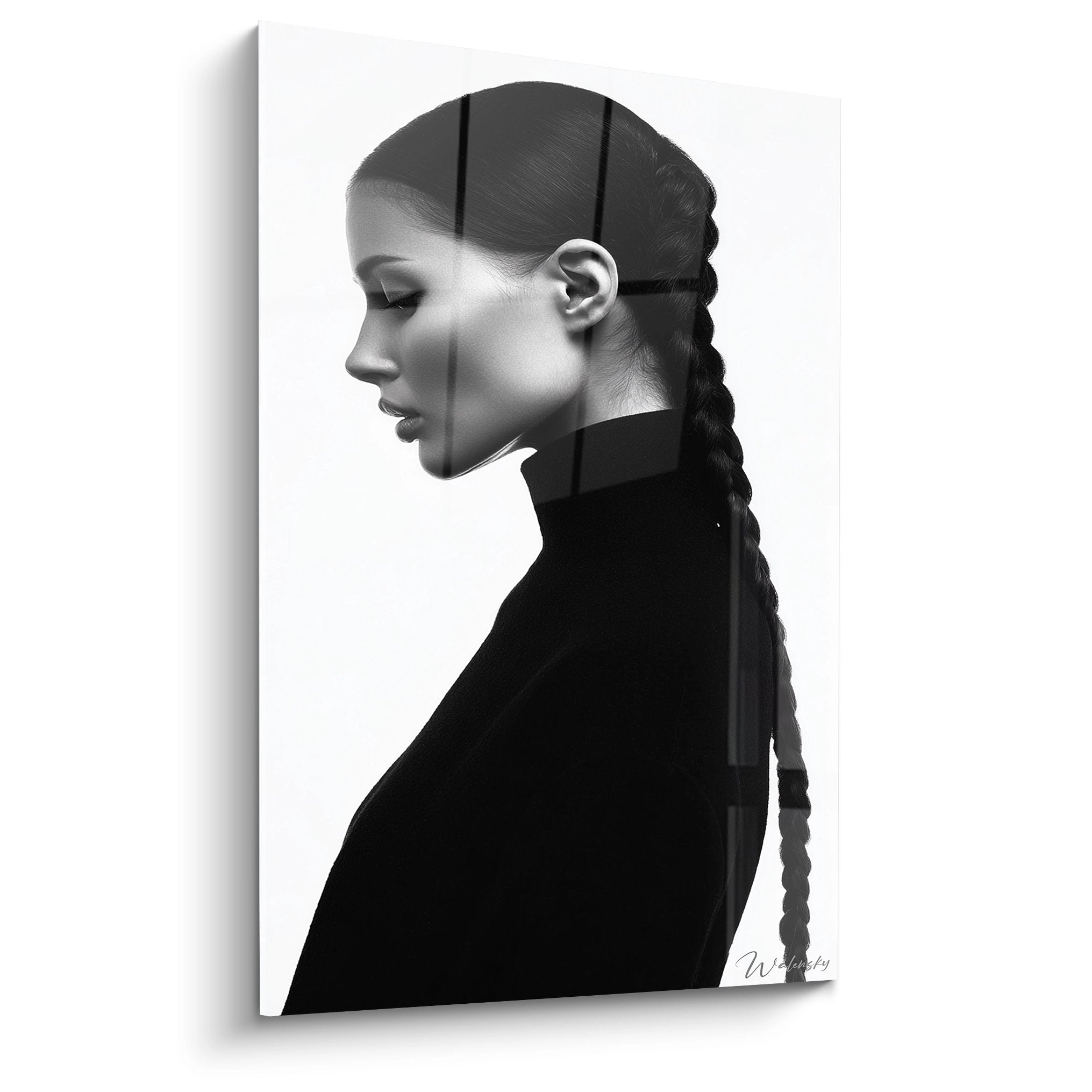 Schwarz-Weiß Wandbild einer eleganten Frau im Profil mit geflochtenem Zopf, minimalistische Kunst