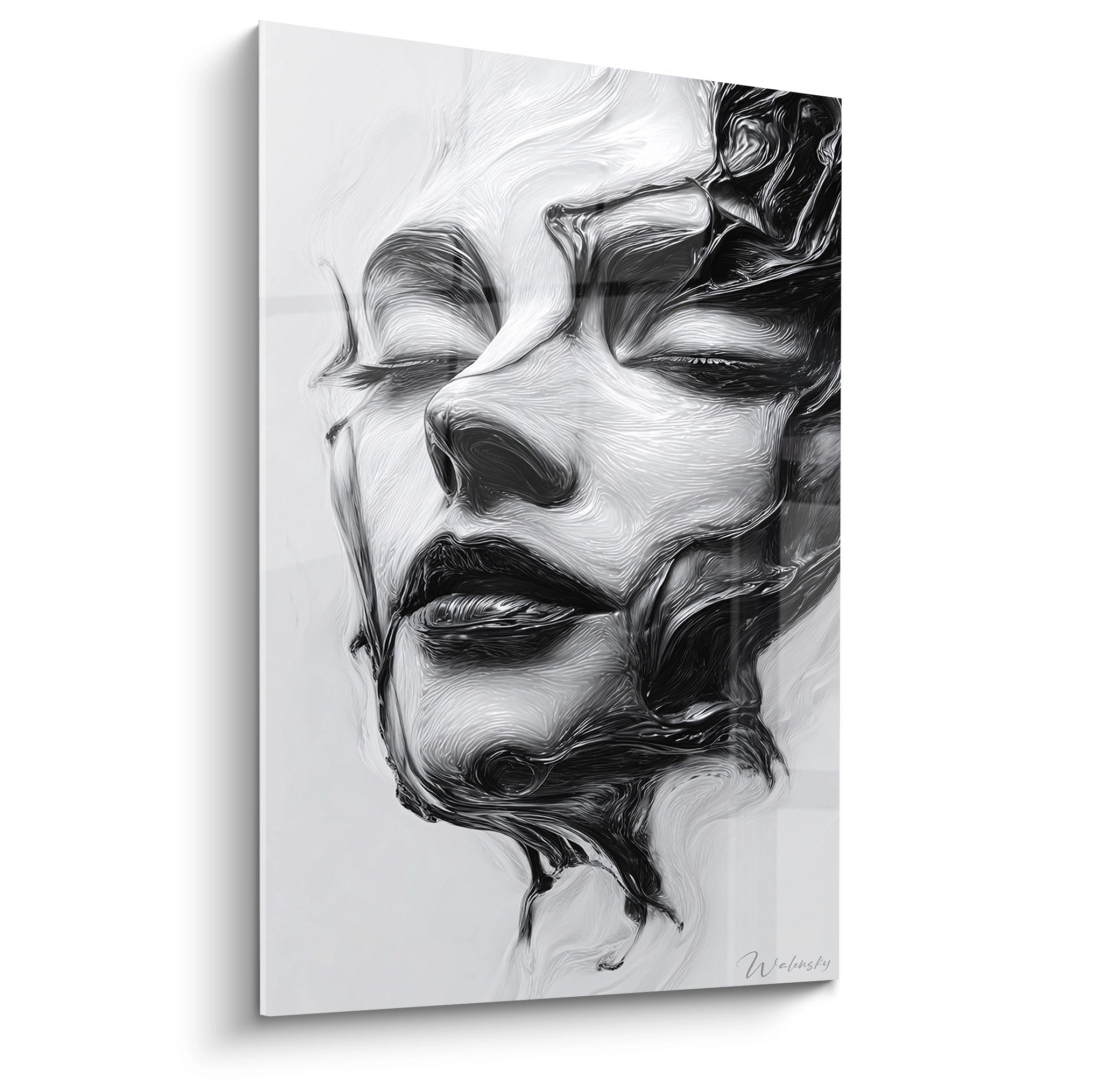 Abstraktes schwarz-weißes Wandbild zeigt Frauengesicht mit fließenden organischen Formen und meditativer Ausstrahlung