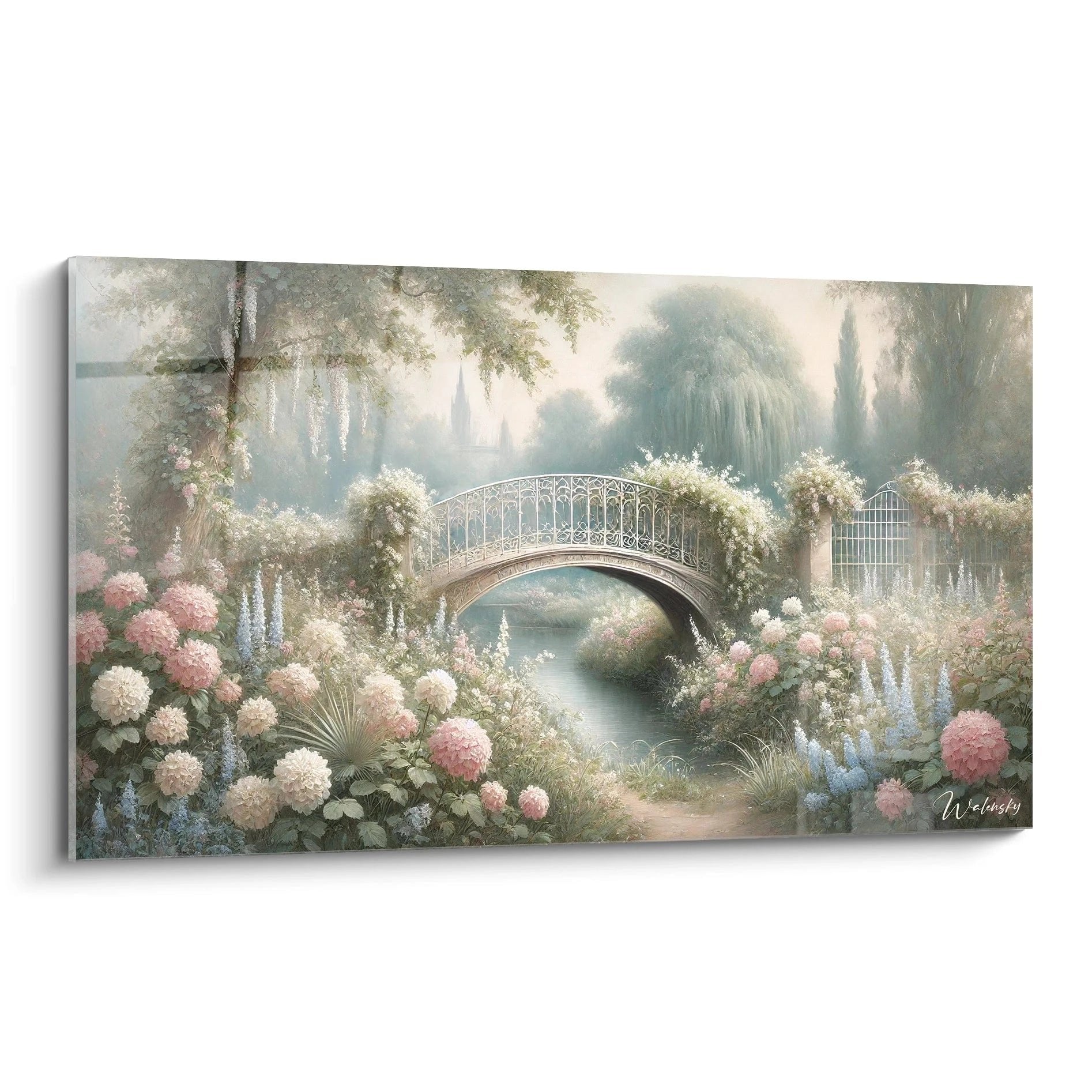 Romantische Gartenbrücke mit rosa Hortensien und weißen Blütenrispen in märchenhafter Atmosphäre