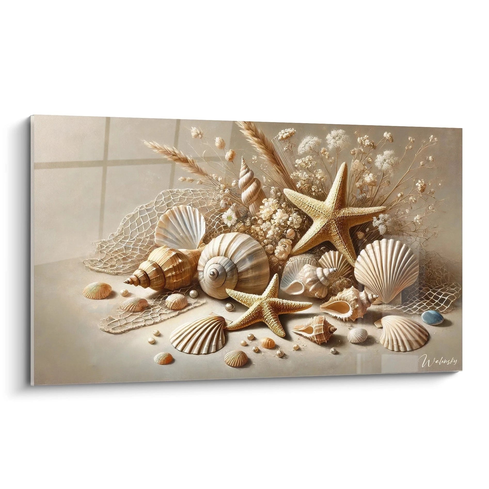 Wandbild mit Muscheln, Seesternen und maritimen Schätzen in warmen Beigetönen auf hellem Hintergrund