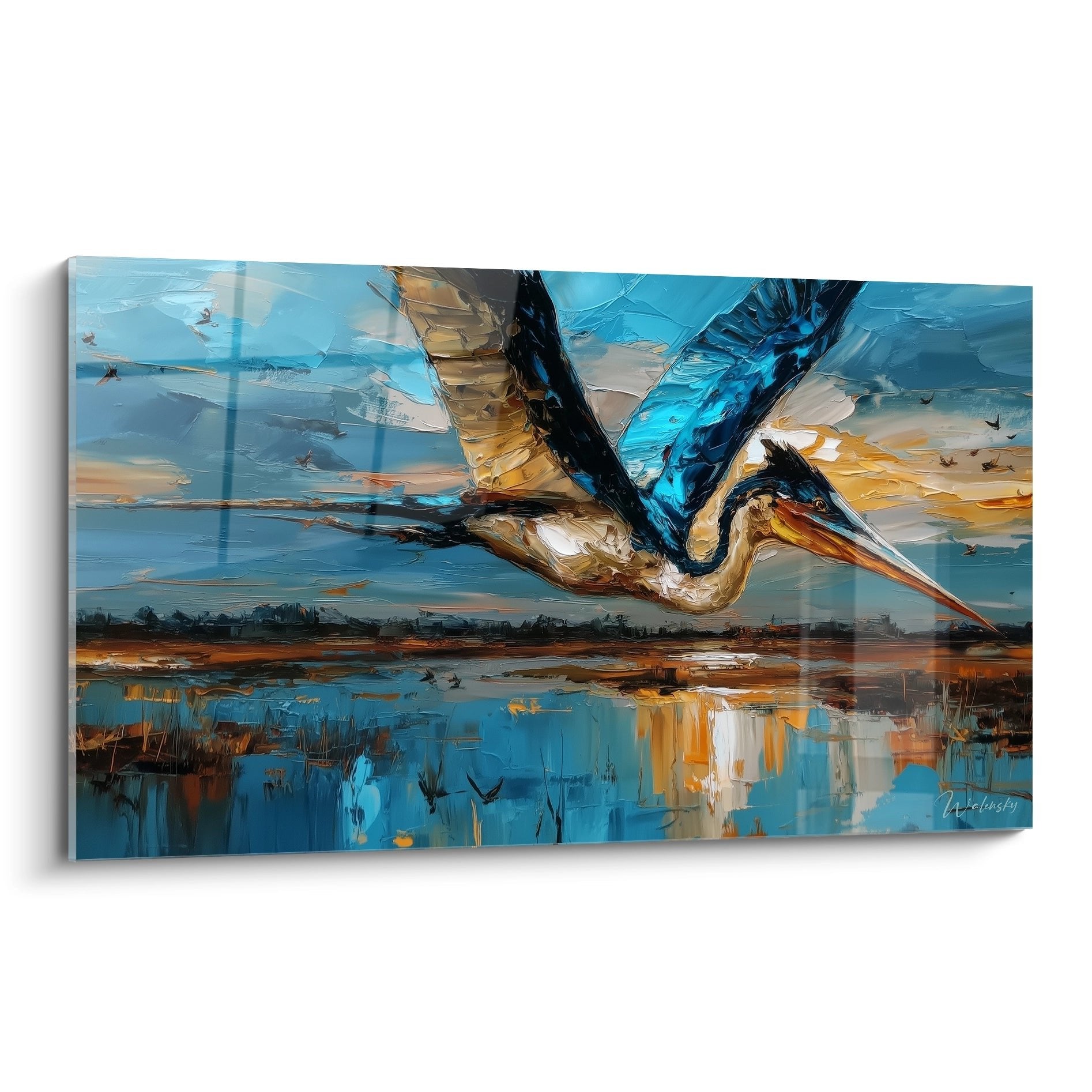 Wandbild majestätischer Reiher im Flug über See mit ausgebreiteten Flügeln in Blau- und Goldtönen