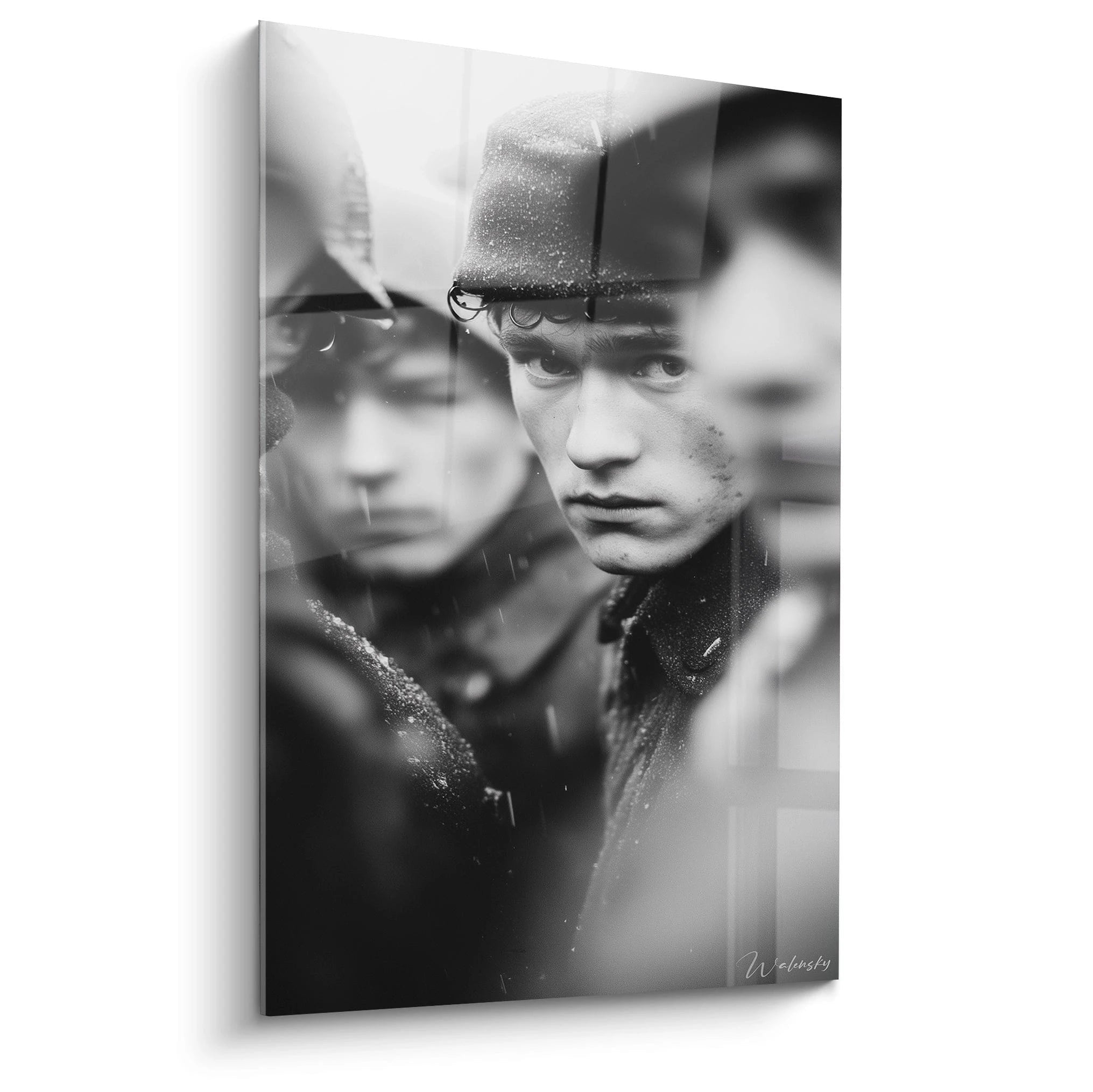 Schwarzweiß Wandbild von Soldaten des Ersten Weltkriegs mit Stahlhelmen im Regen, emotionale historische Kriegsdarstellung