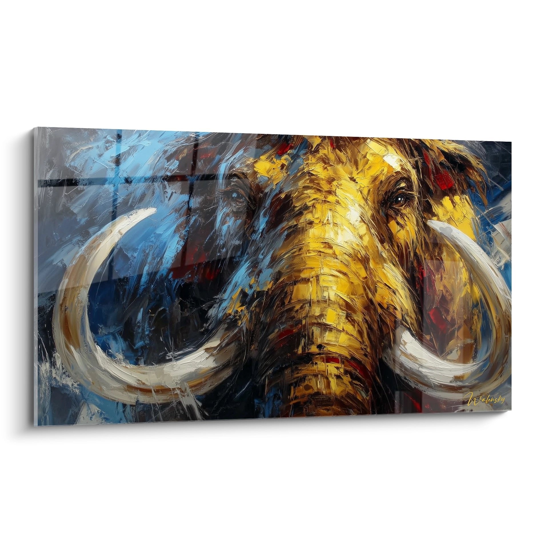 Wandbild Wollmammut mit expressiver Malerei in warmen Goldtönen und imposanten gebogenen Stoßzähnen vor blauem Hintergrund