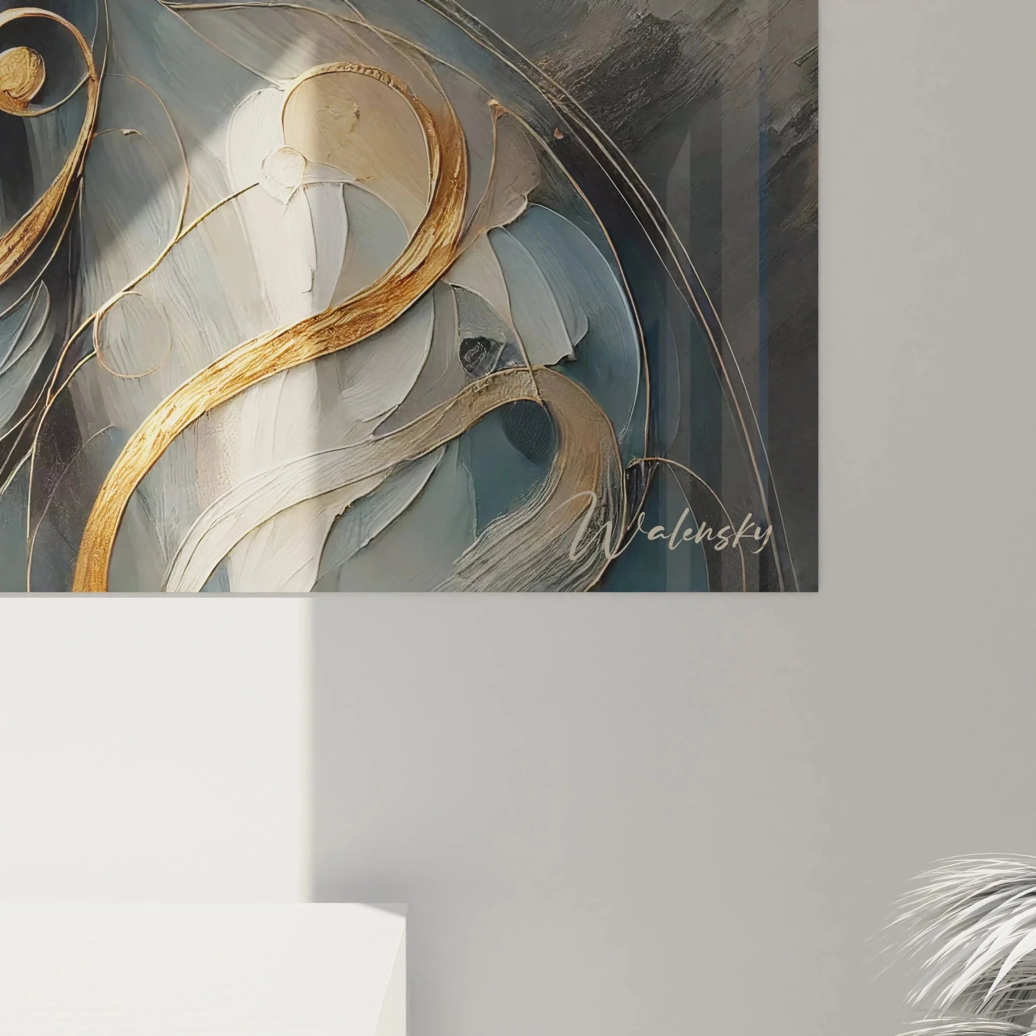 Gesamtansicht abstraktes Ozelot Wandbild mit spiralförmigen Goldornamenten auf neutralem Hintergrund