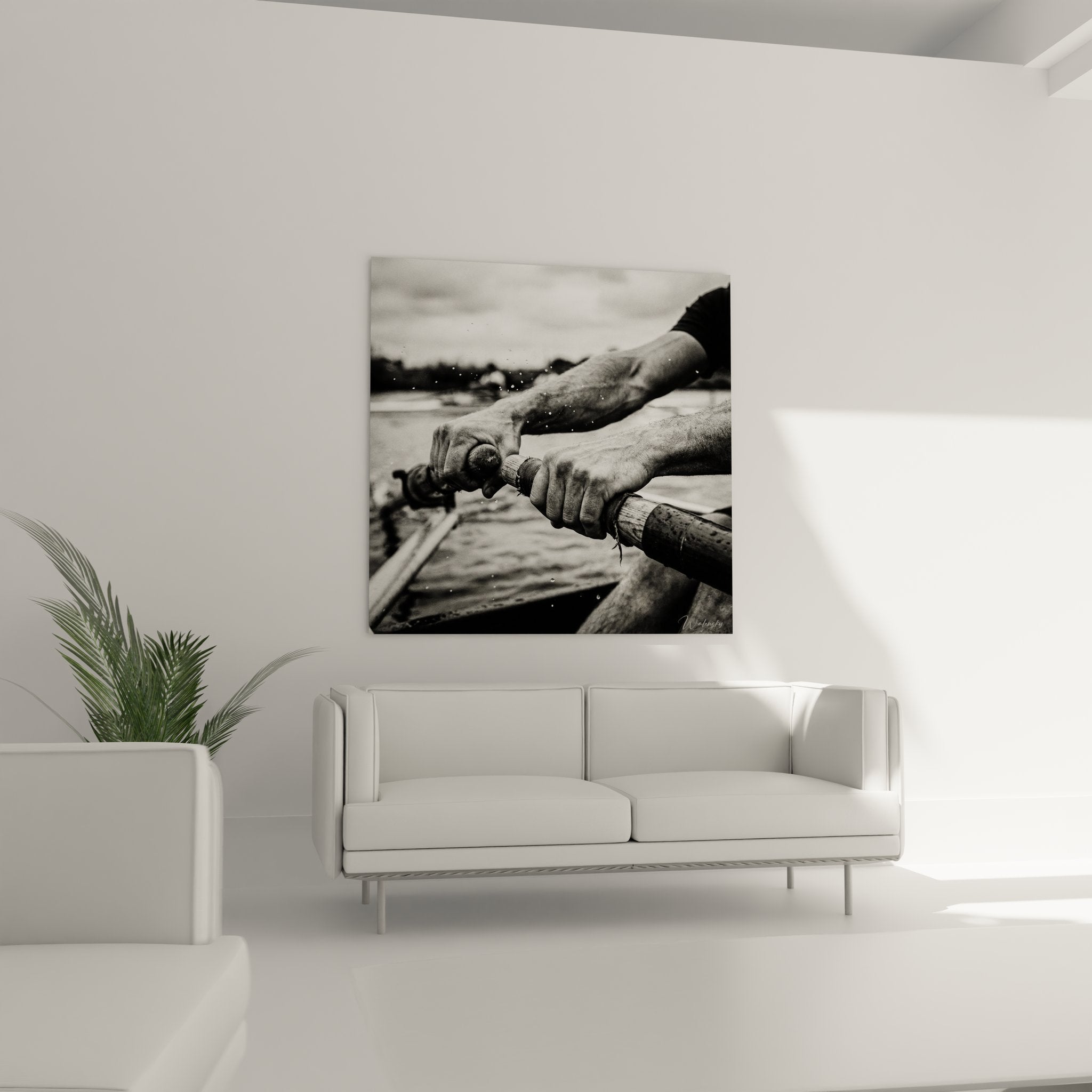 Nahaufnahme der muskulösen Ruderer Hände am Ruder, Details der Wassertropfen und Holzstruktur