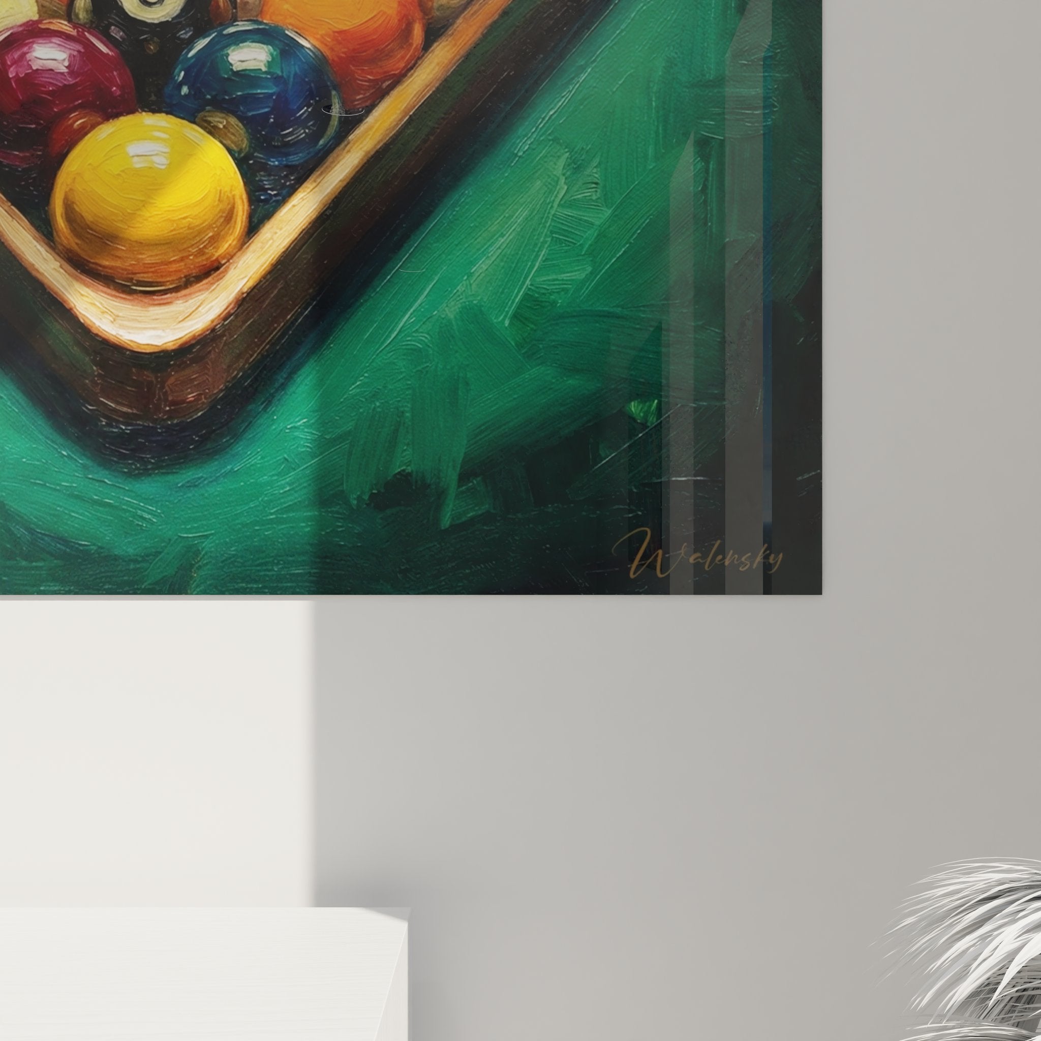 Gesamtansicht des Billardkugeln Wandbildes mit gruener Filz-Textur und dramatischer Beleuchtung