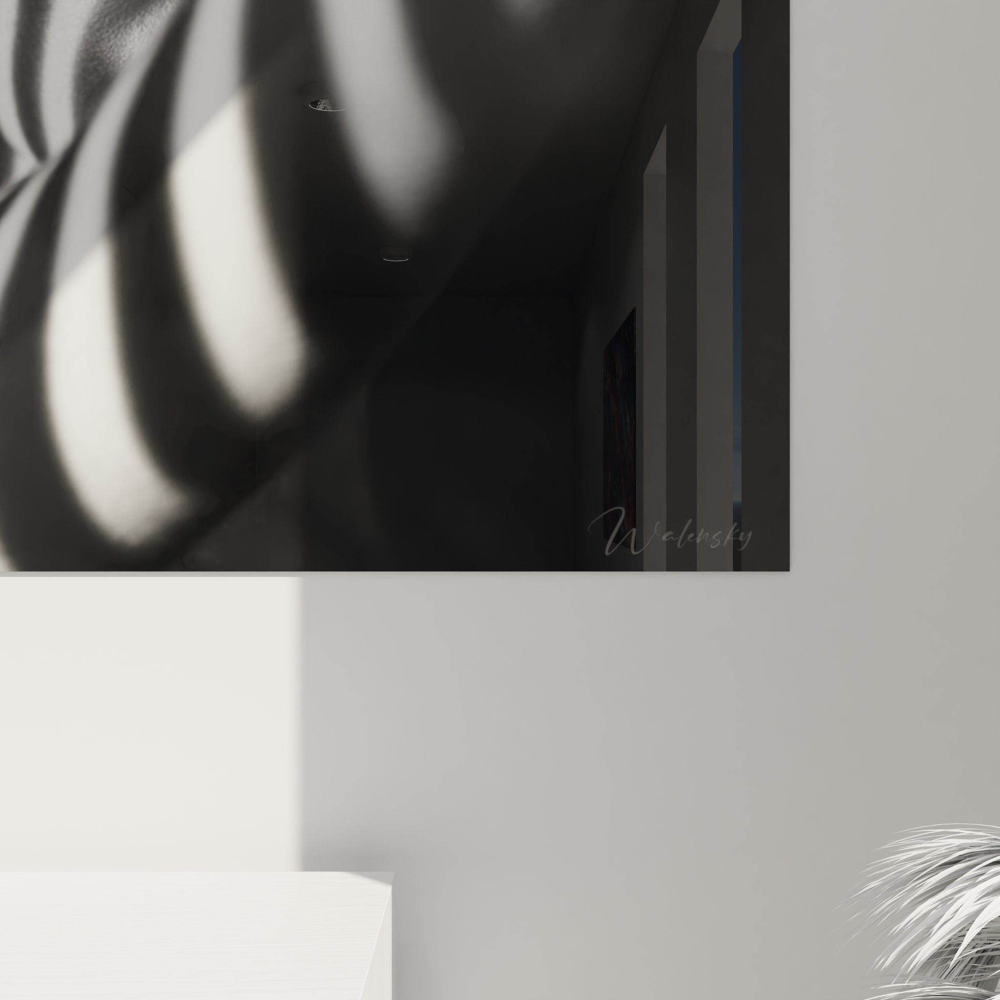 Gesamtansicht des schwarz-weiß Wandbildes mit Frauenporträt und Schatteneffekten