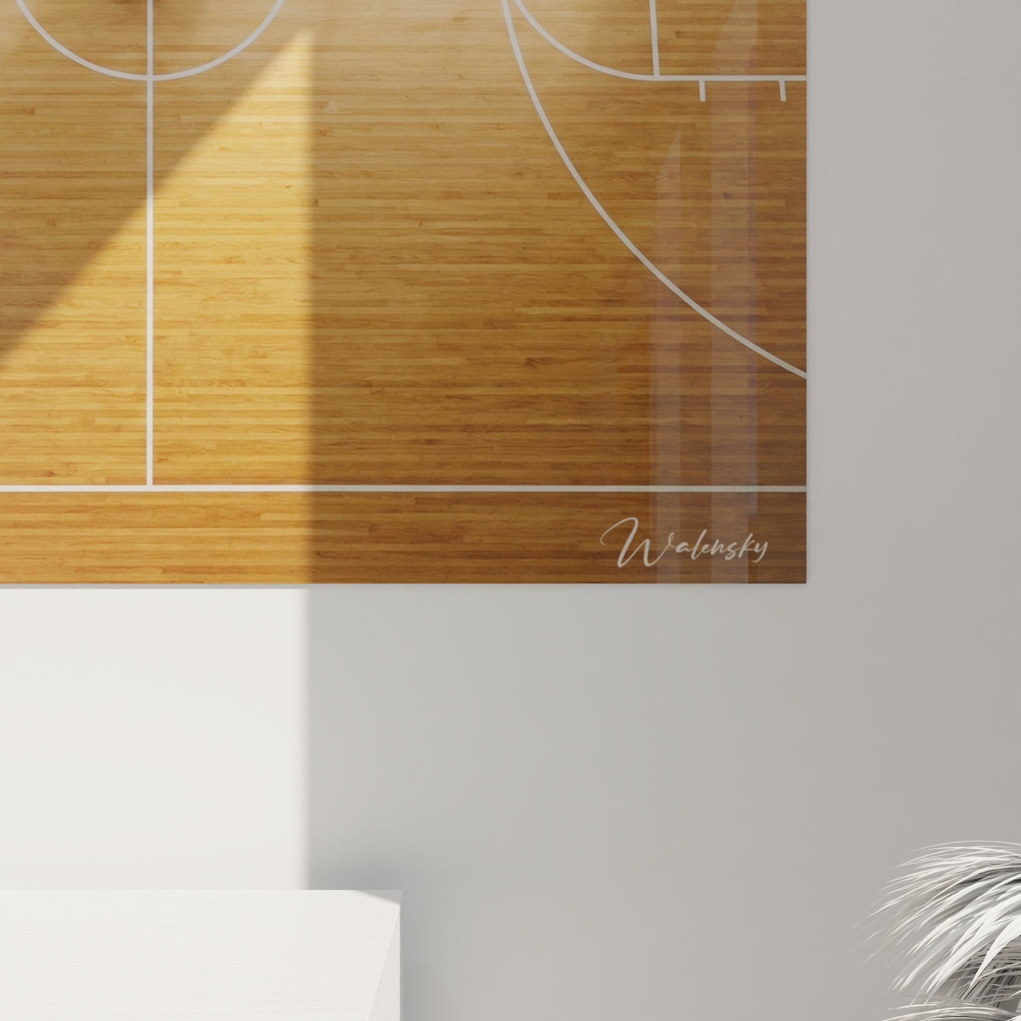 Gesamtansicht des Basketball Wandbildes mit elegantem Rahmen an weißer Wand im Wohnraum