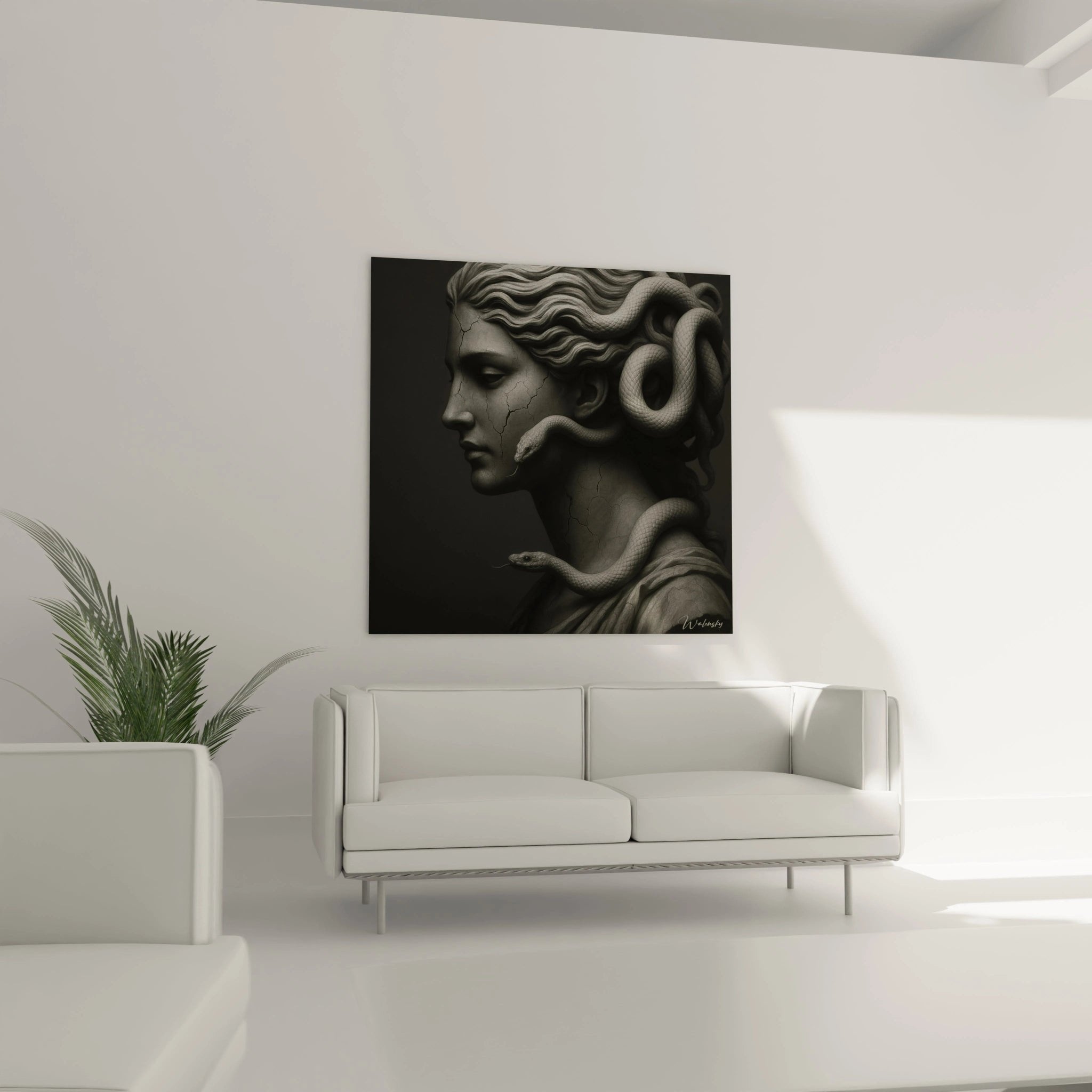 Nahaufnahme der detailreichen Medusa Statue mit kunstvoll gewundenen Schlangen - antike Steinbildhauerei