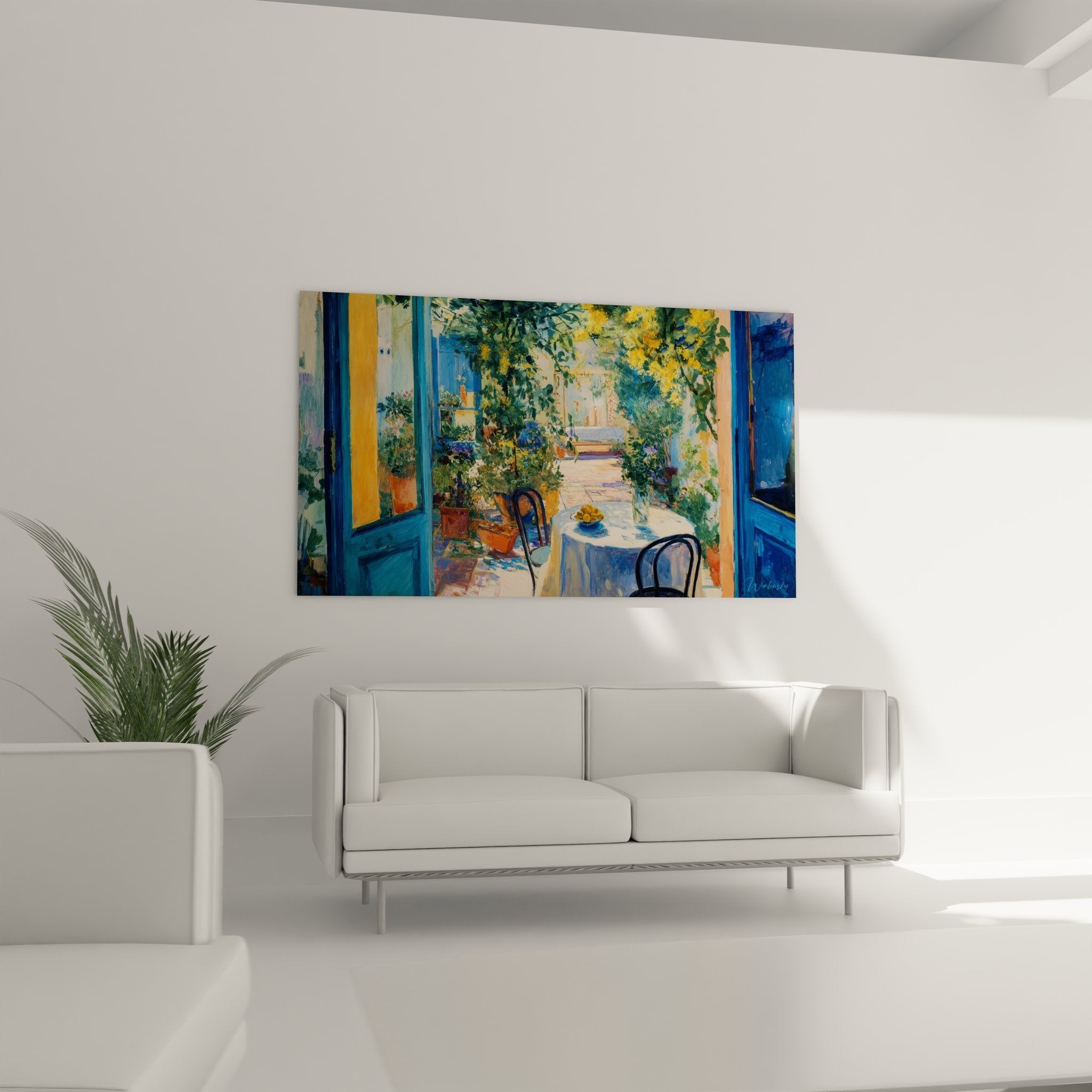 Nahaufnahme der mediterranen Terrasse mit üppiger Vegetation und charakteristischen blauen Fensterläden