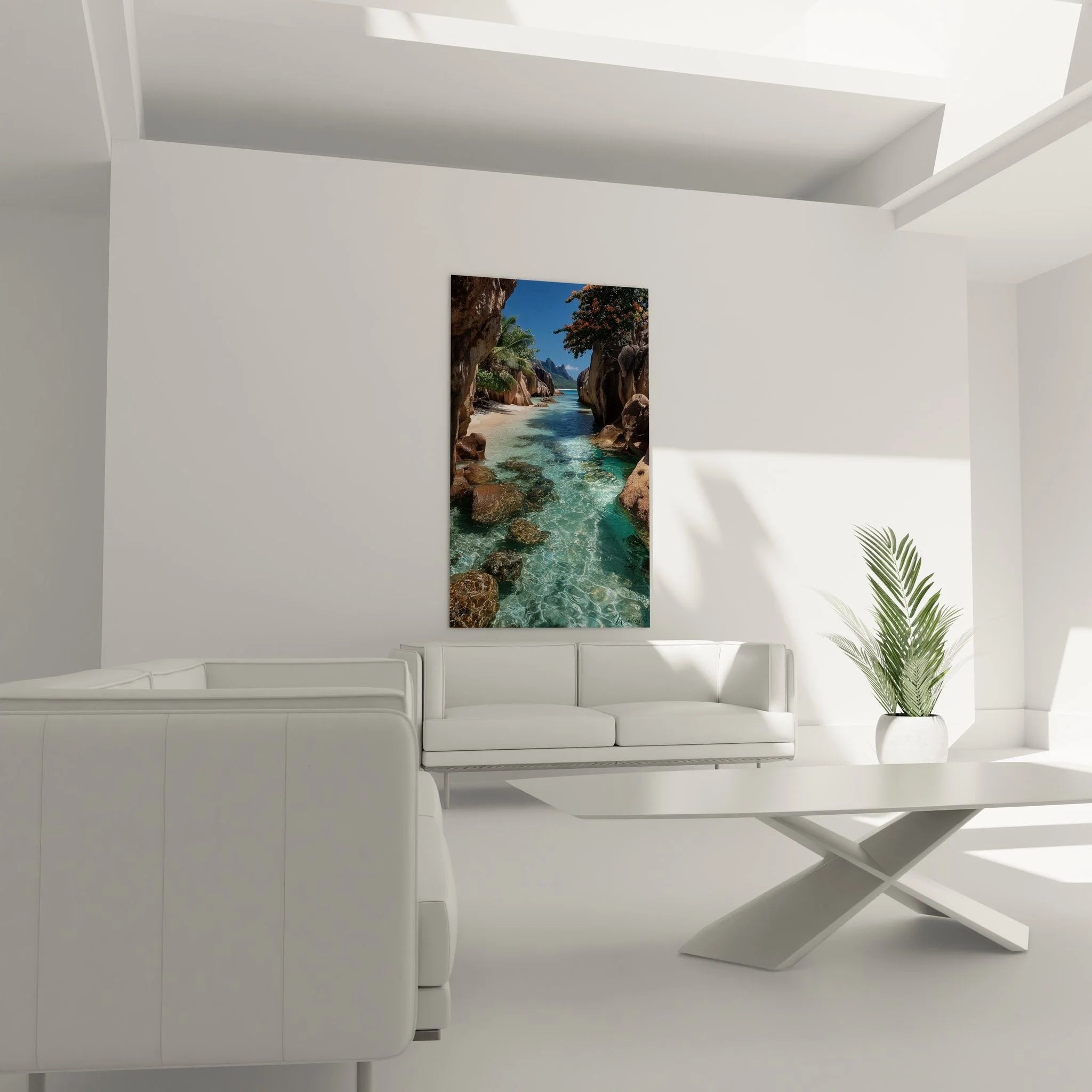 Detailansicht kristallklares Meerwasser über Steinen am tropischen Strand mit Granitfelsen