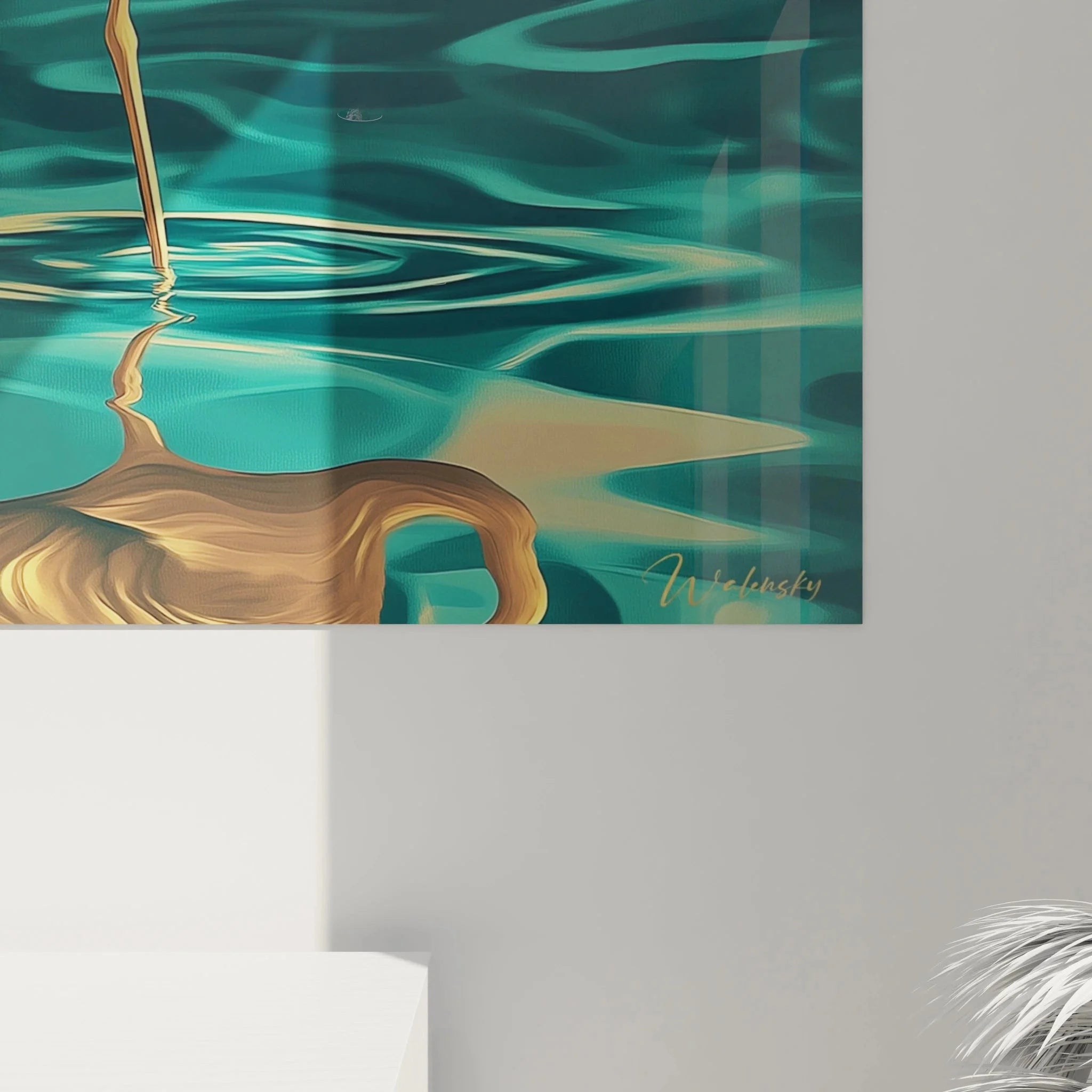 Gesamtansicht Flamingo Wanddeko mit geometrischen Elementen und Spiegelung im Wasser