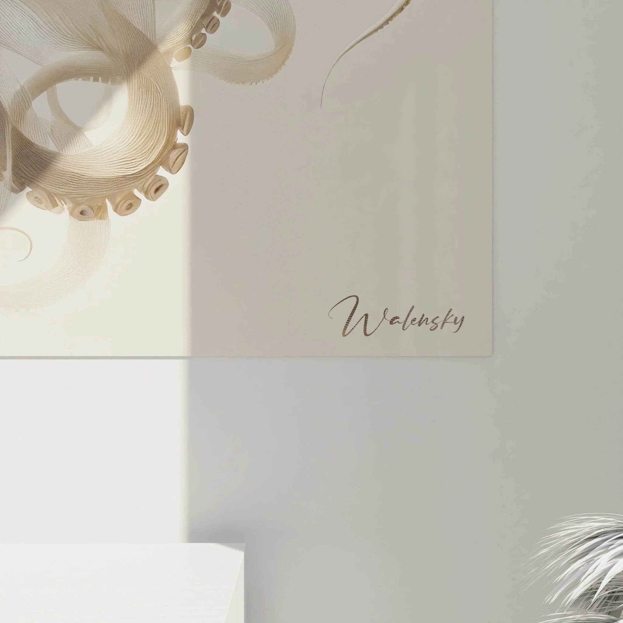 Gesamtansicht der eleganten Oktopus Wandkunst mit fließenden Tentakeln in harmonischer Beige-Palette