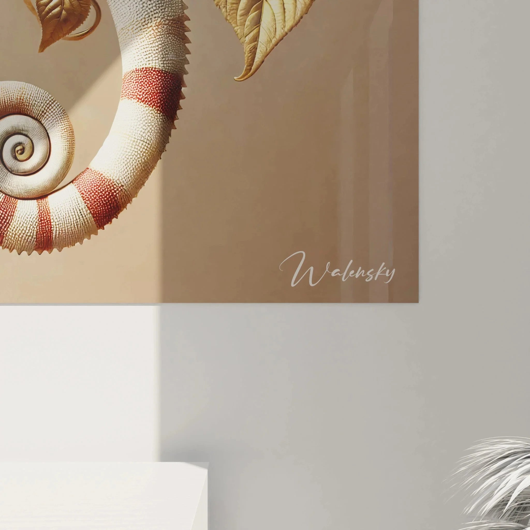 Gesamtansicht Chamäleon Wandbild auf Ast mit eleganter goldener Blätterdekoration im Wohnraum