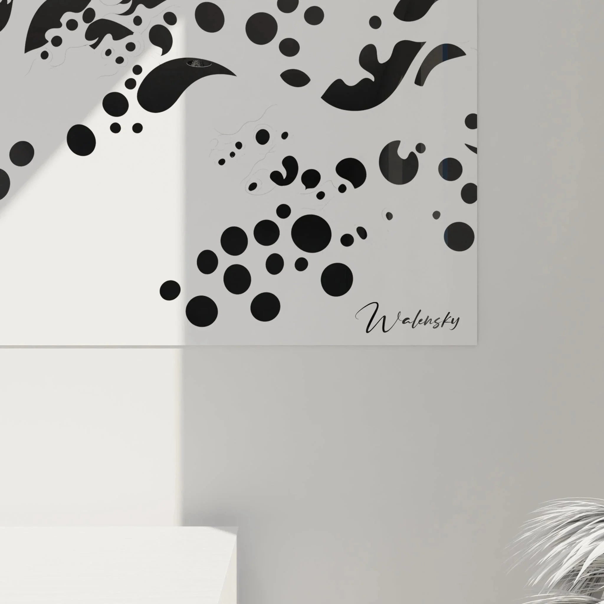 Gesamtansicht des abstrakten Dalmatiner Wandbildes mit fließenden Punkten und Fleckenmustern