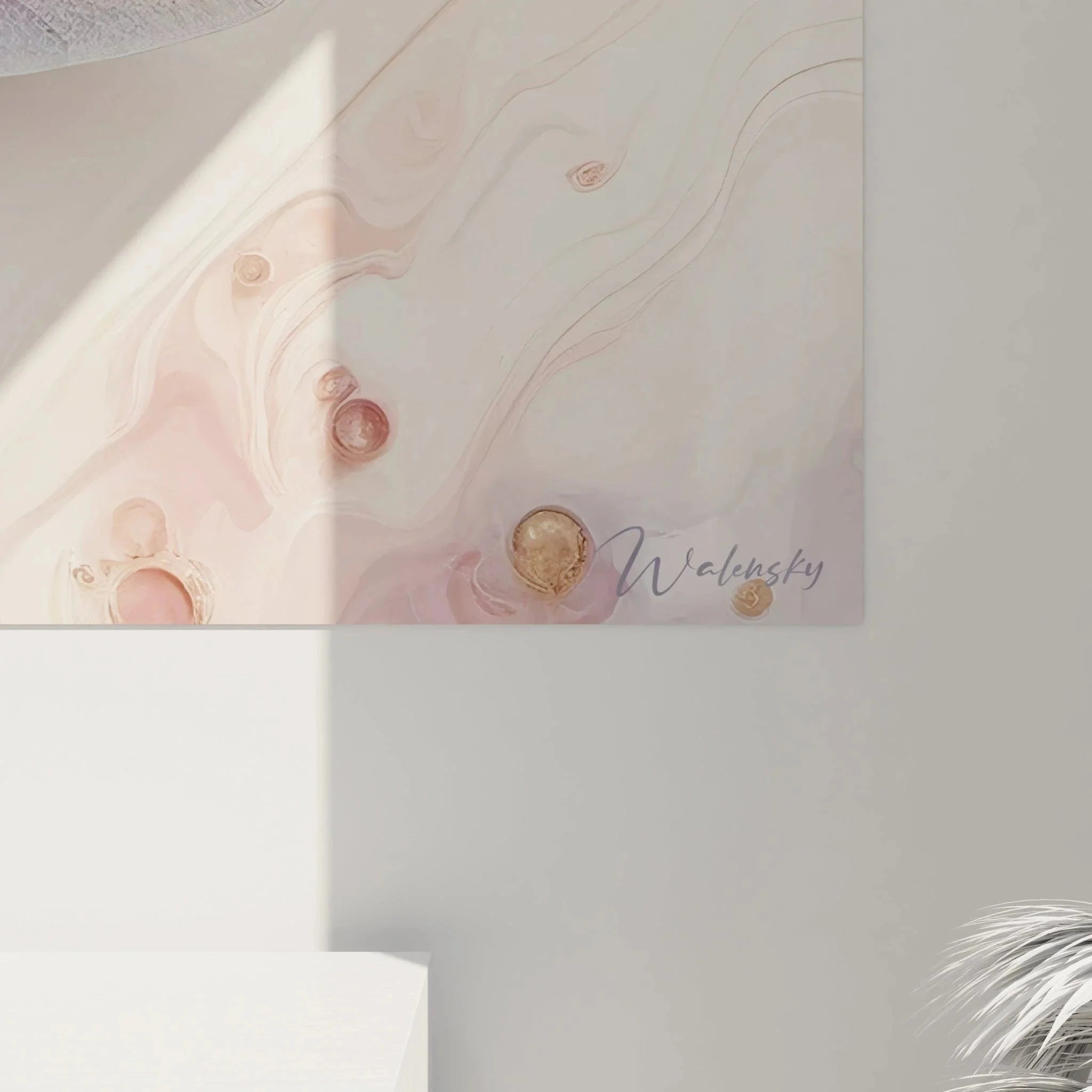 Gesamtansicht abstrakte Libelle Wanddekoration mit Fluid-Art-Hintergrund in Rosa und Grautönen