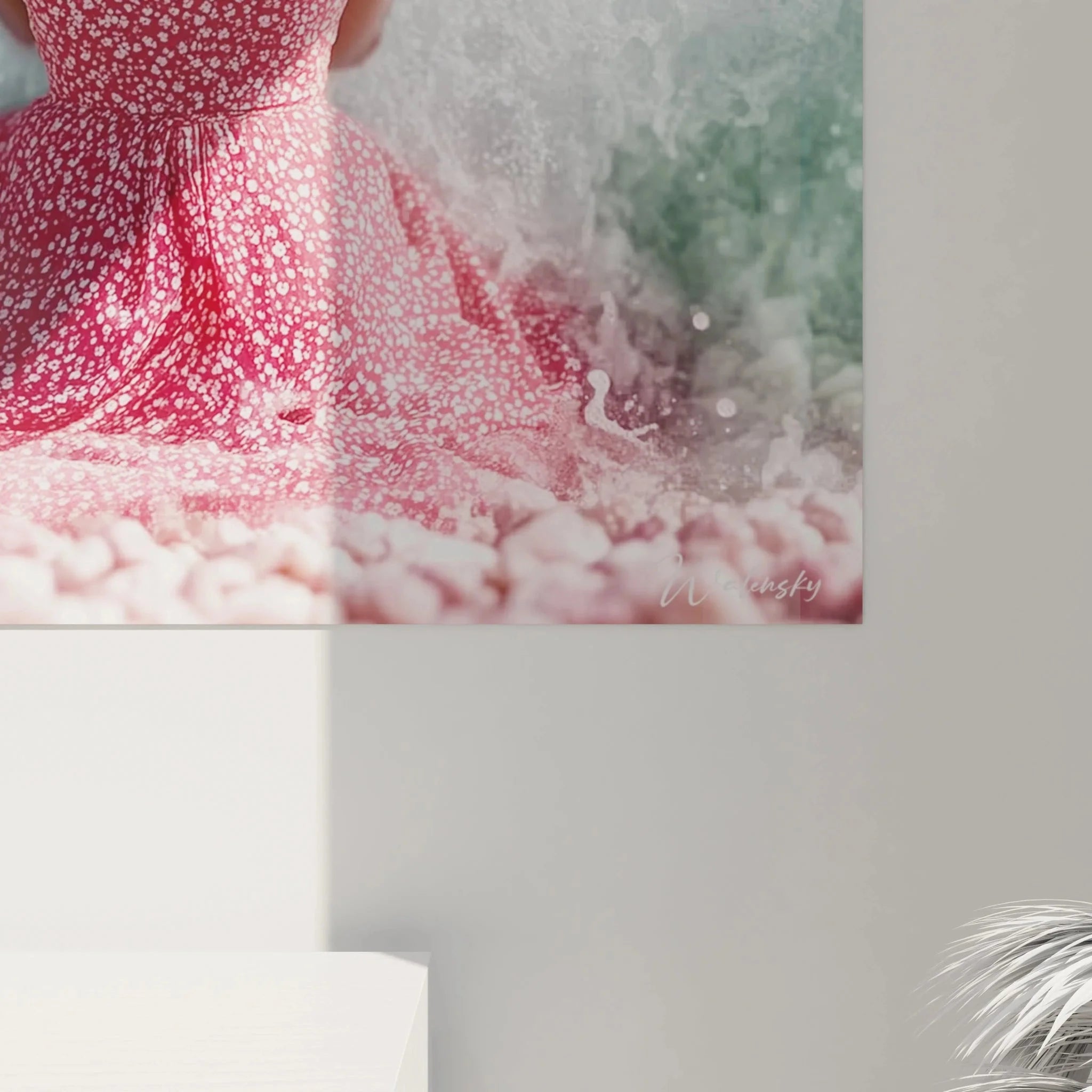 Gesamtansicht des Sommerbildes: Elegante Strandszene mit Frau im roten Kleid - perfekte maritime Wanddekoration