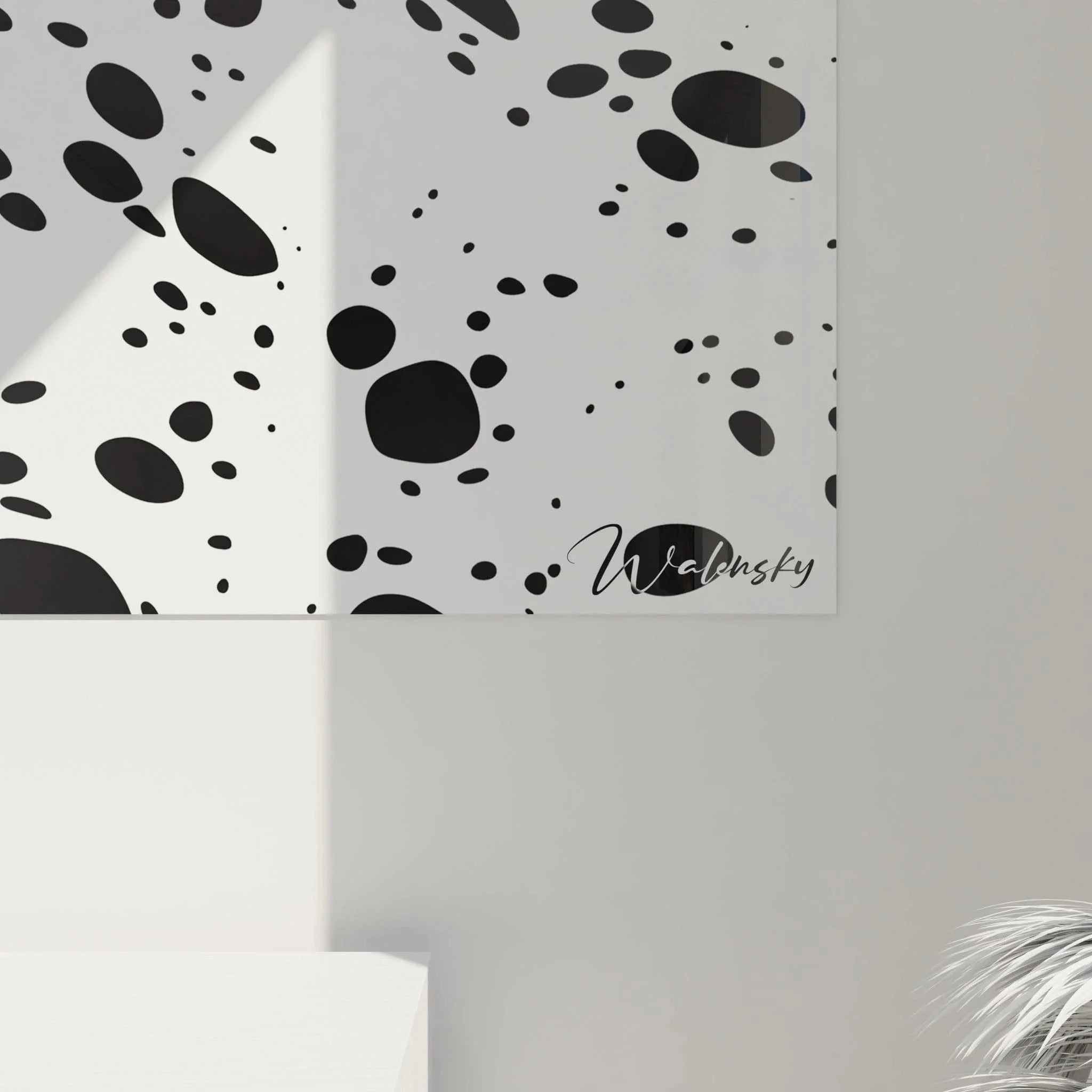 Gesamtansicht des Tupfen Wandbildes in Schwarz-Weiß, moderne abstrakte Kunst im Dalmatiner-Design