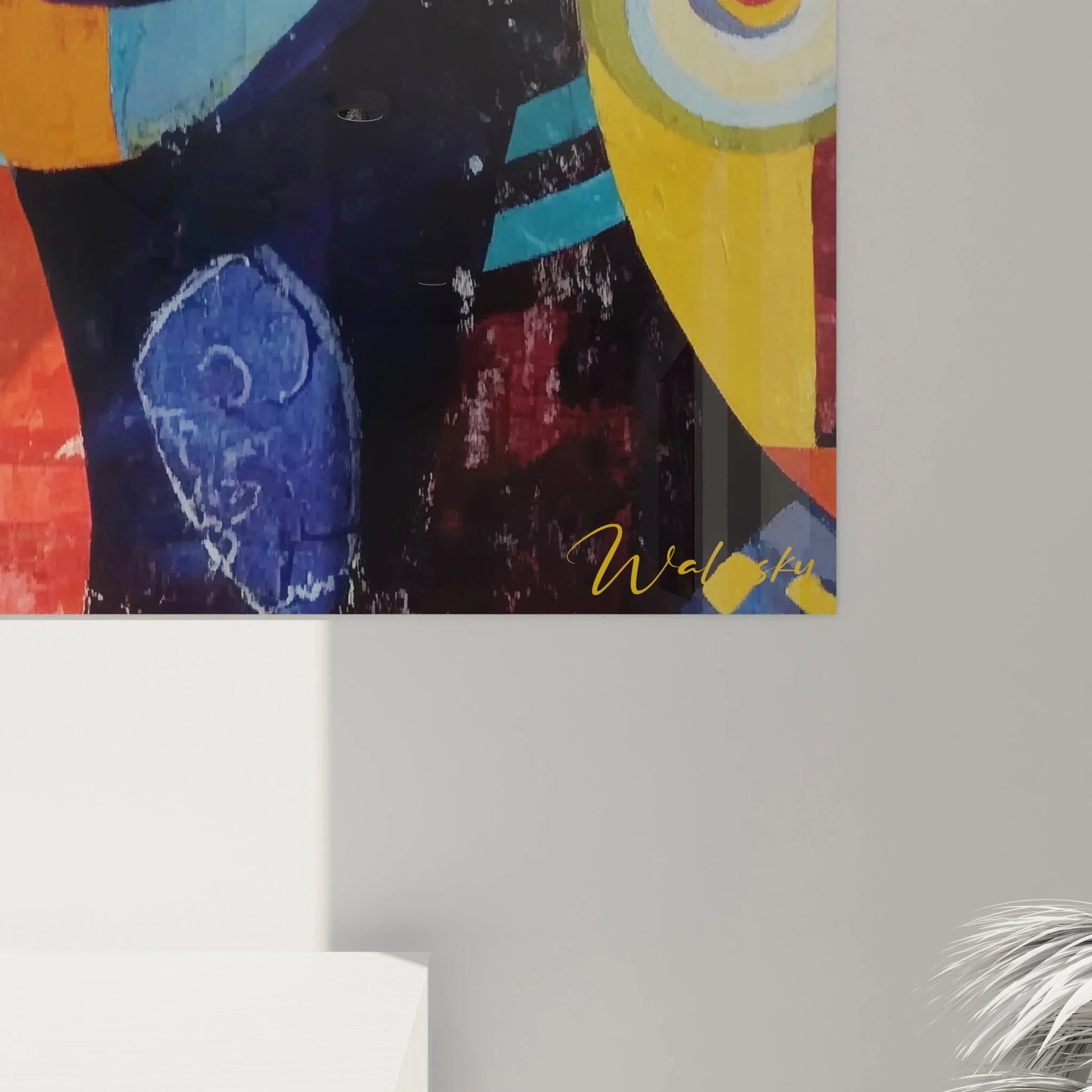 Gesamtansicht des Wandbildes mit abstrakter afrikanischer Maske in leuchtenden Blau- und Orangetönen