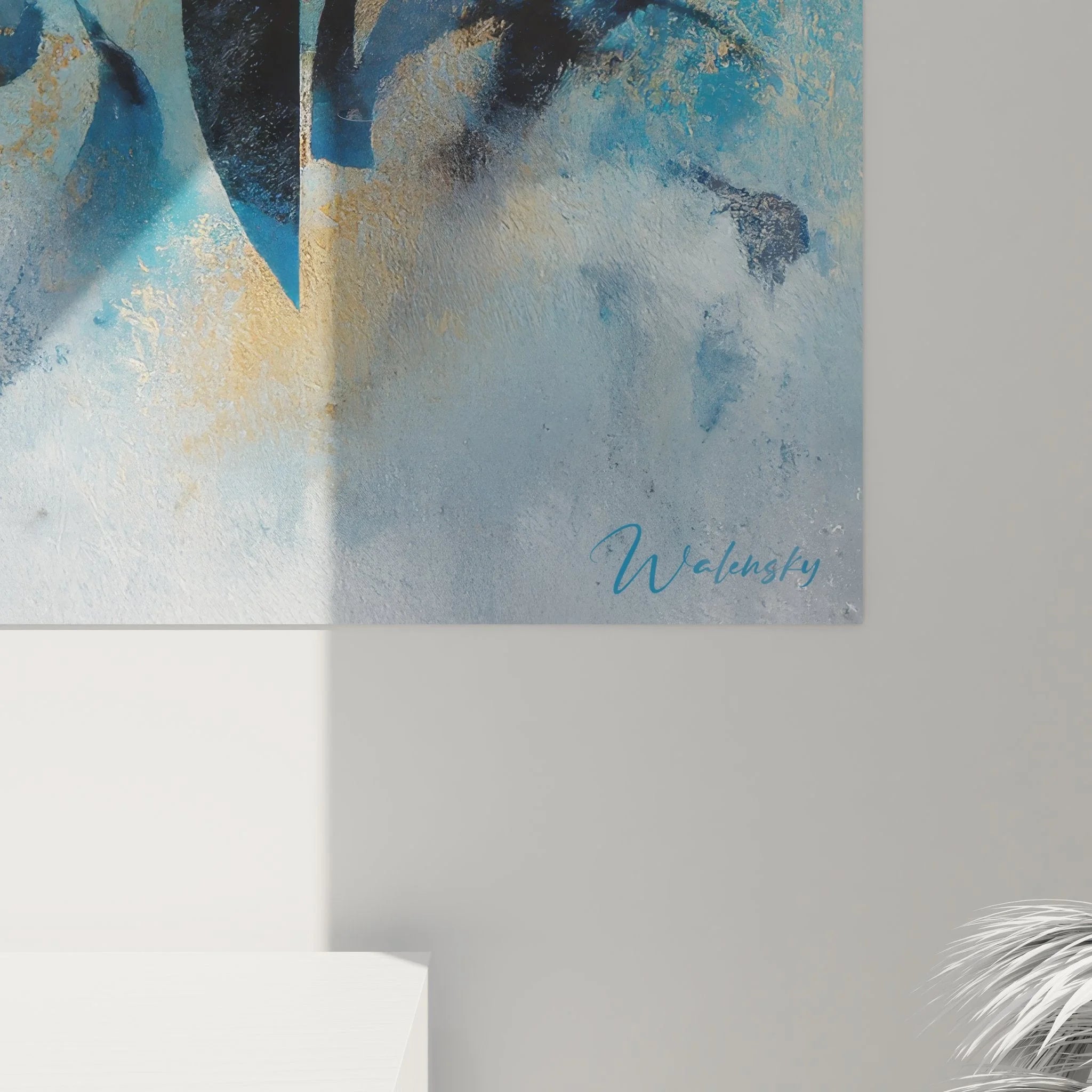 Gesamtansicht des abstrakten Meereslandschaft Wandbildes mit goldenem Mond und blauen Wasserelementen