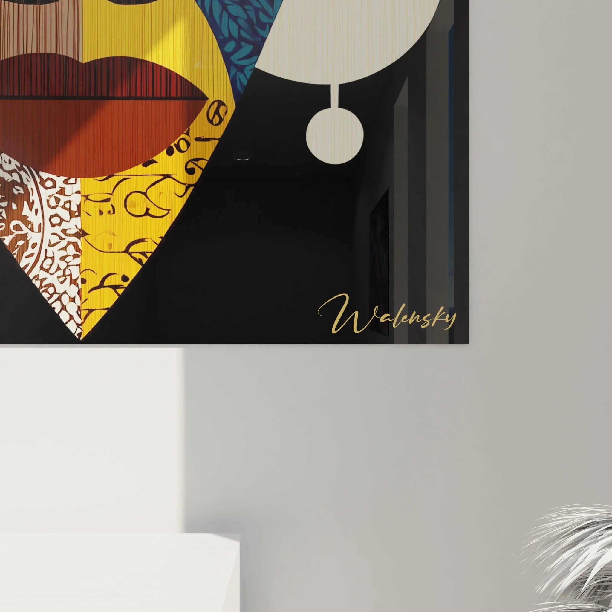 Gesamtansicht Wandbild afrikanische Maske mit Federschmuck vor schwarzem Hintergrund