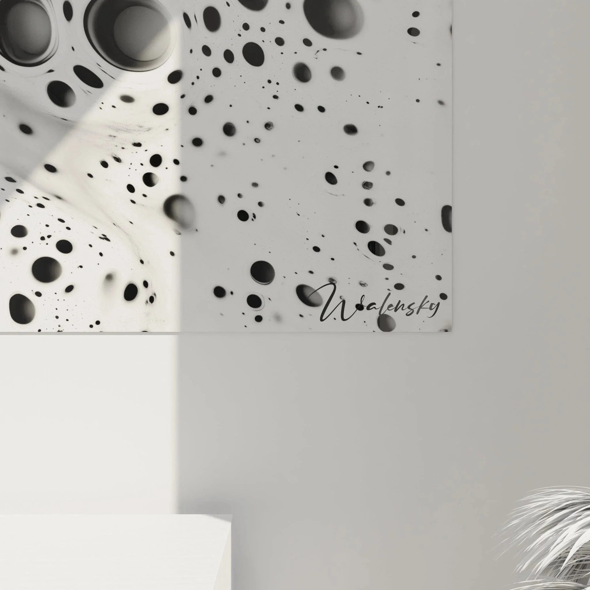 Gesamtansicht des abstrakten Wandbildes mit Dalmatiner-inspirierter Lochstruktur schwarz-weiß