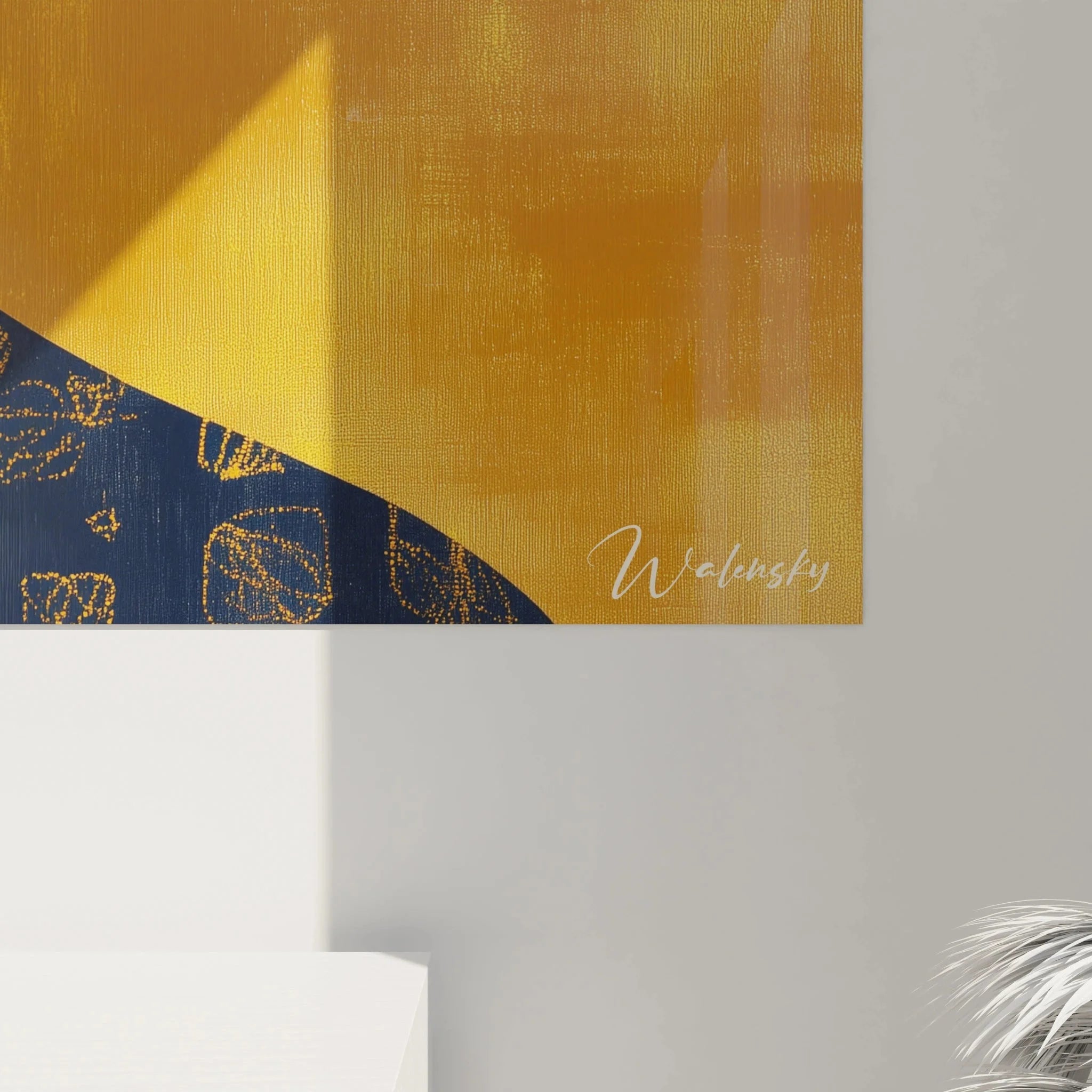 Gesamtansicht Wandbild elegante Dame Portrait goldgelber Hintergrund blaues Kleid geometrische Muster