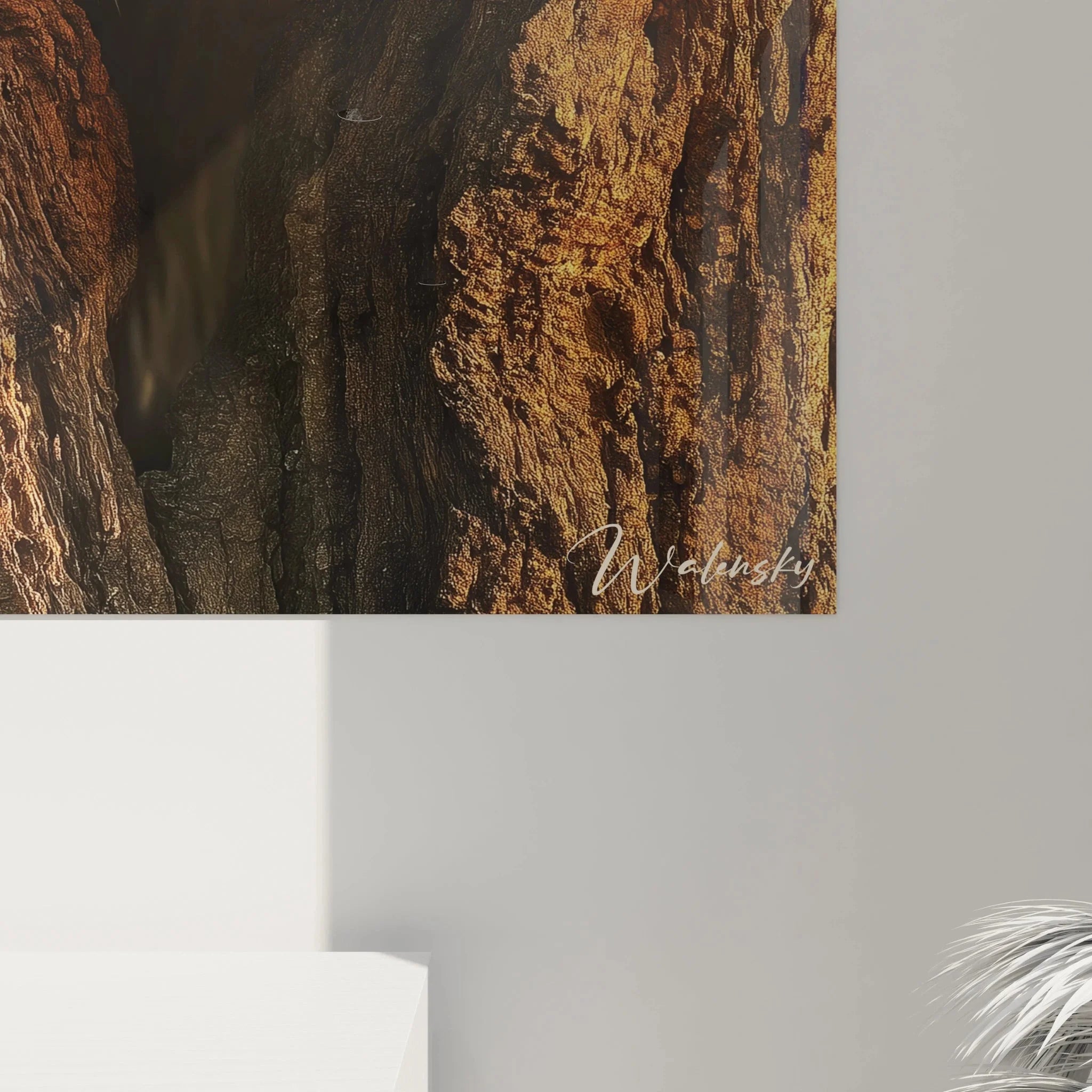 Gesamtansicht Wandbild Löwe Baumstamm - komplette Darstellung des versteckten Löwenkönigs in Holzhöhle