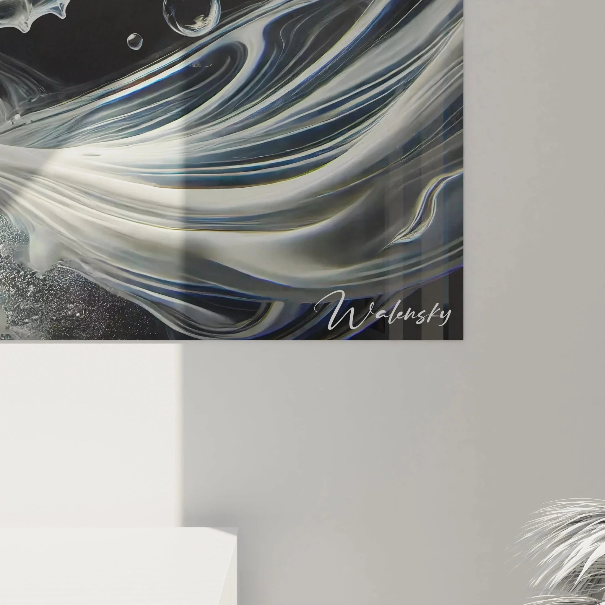 Gesamtansicht Wandbild Seepferdchen mit dynamischen fließenden Formen in Grau-Blau-Tönen