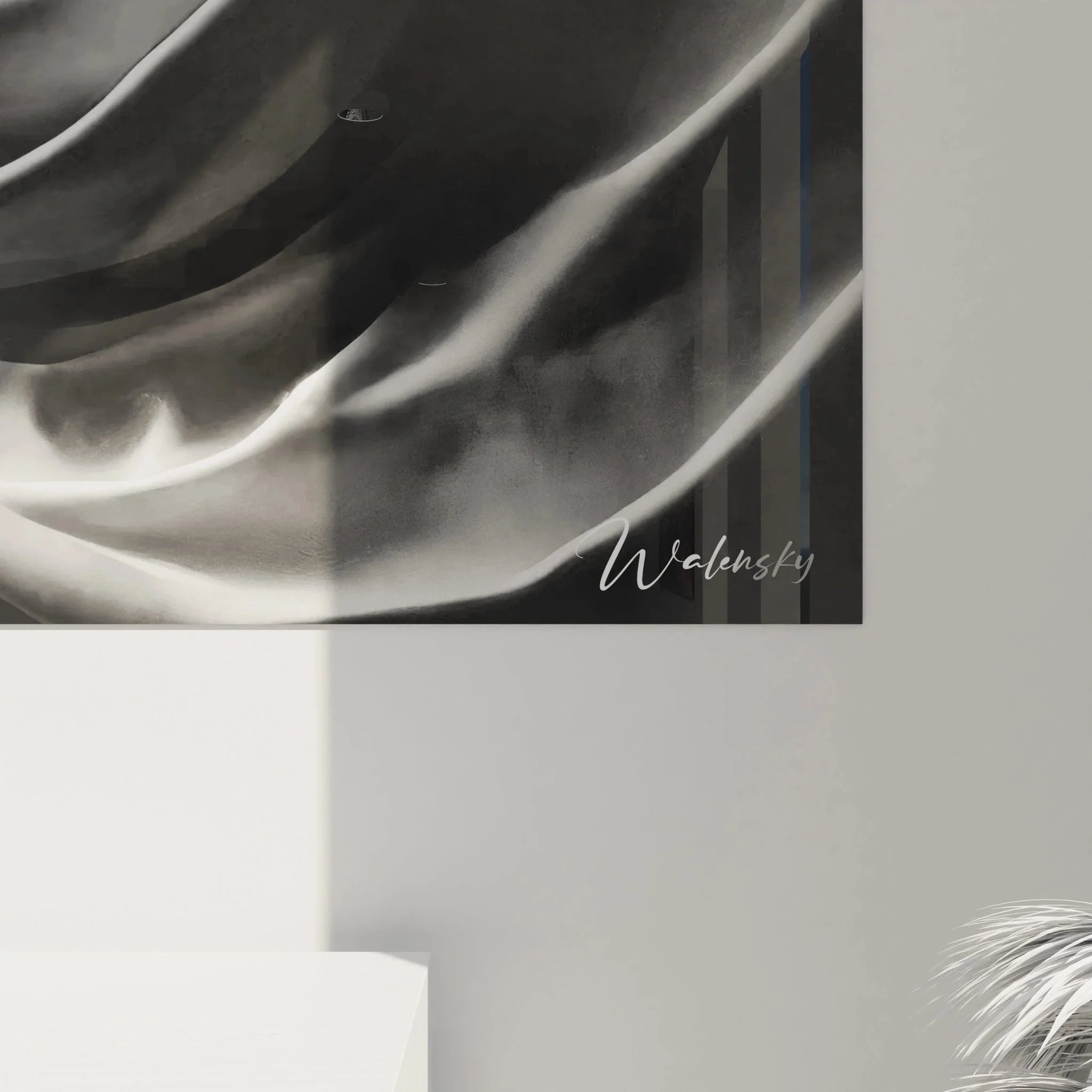 Gesamtansicht Wandbild drapierte Skulptur schwarz-weiß abstrakte Kunst moderne Wandgestaltung