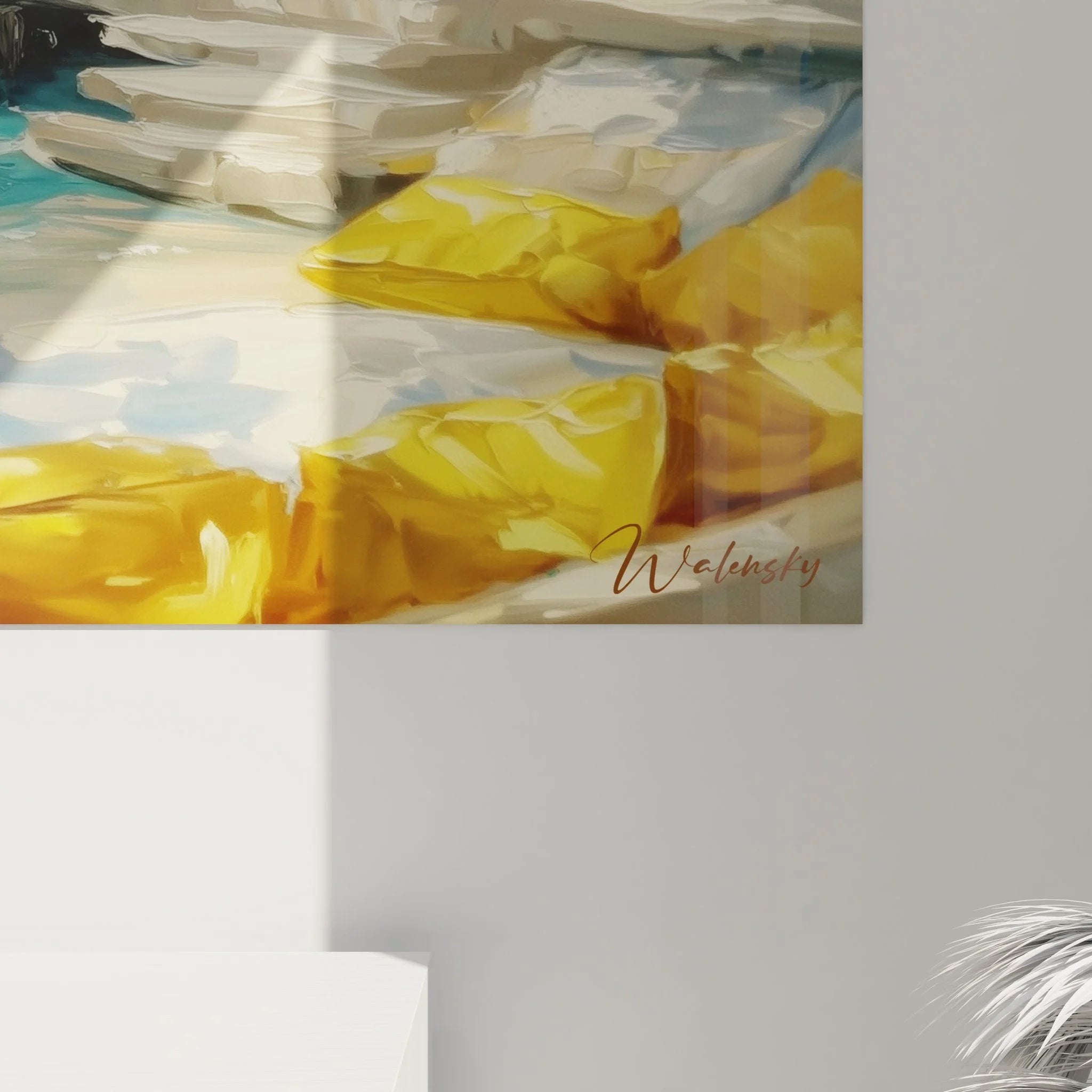 Gesamtansicht mediterranes Küstenbild - Strandbar mit Palmen und türkisem Meer