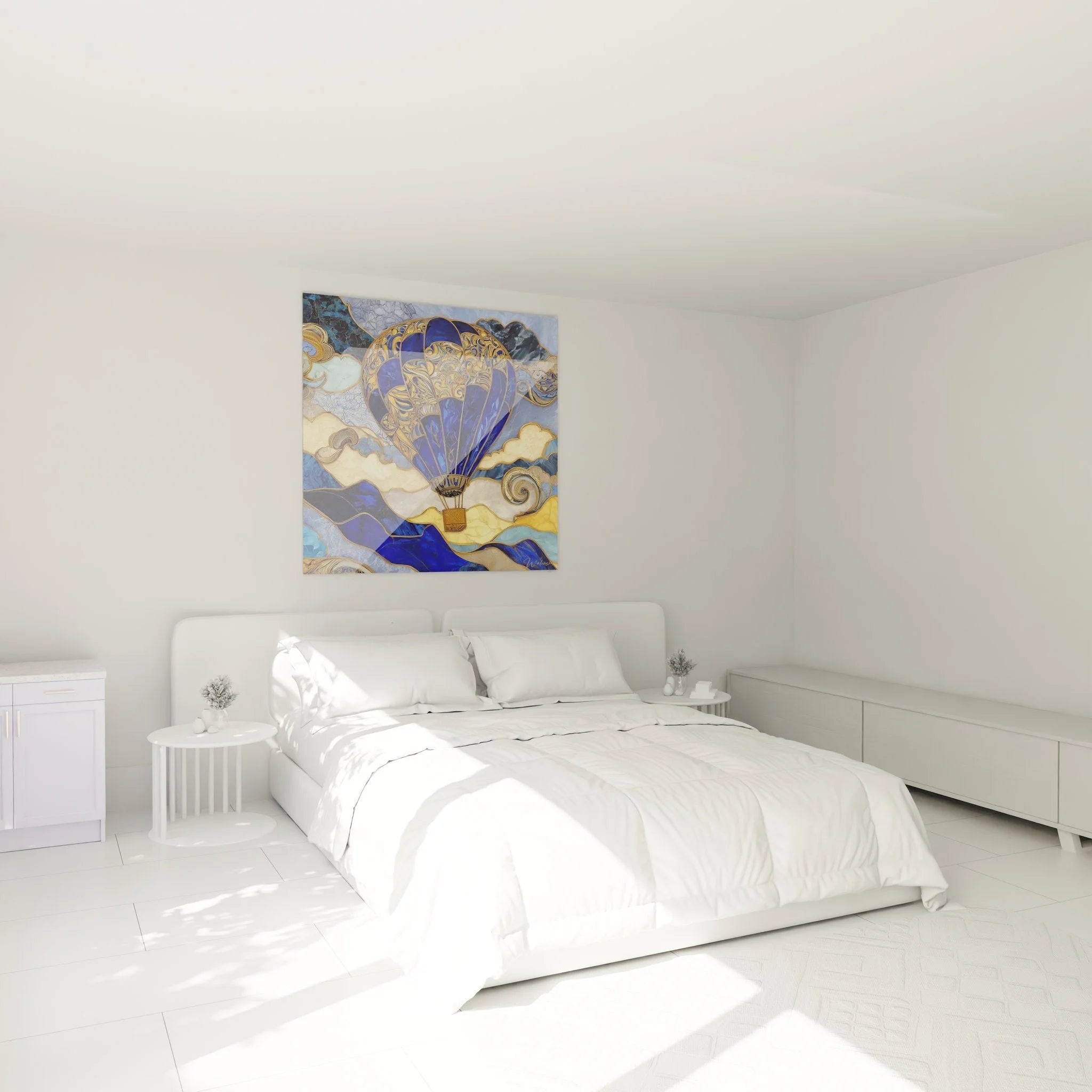 Heißluftballon Wandbild im Schlafzimmer - Buntglas Design mit goldenen Details und Wolken