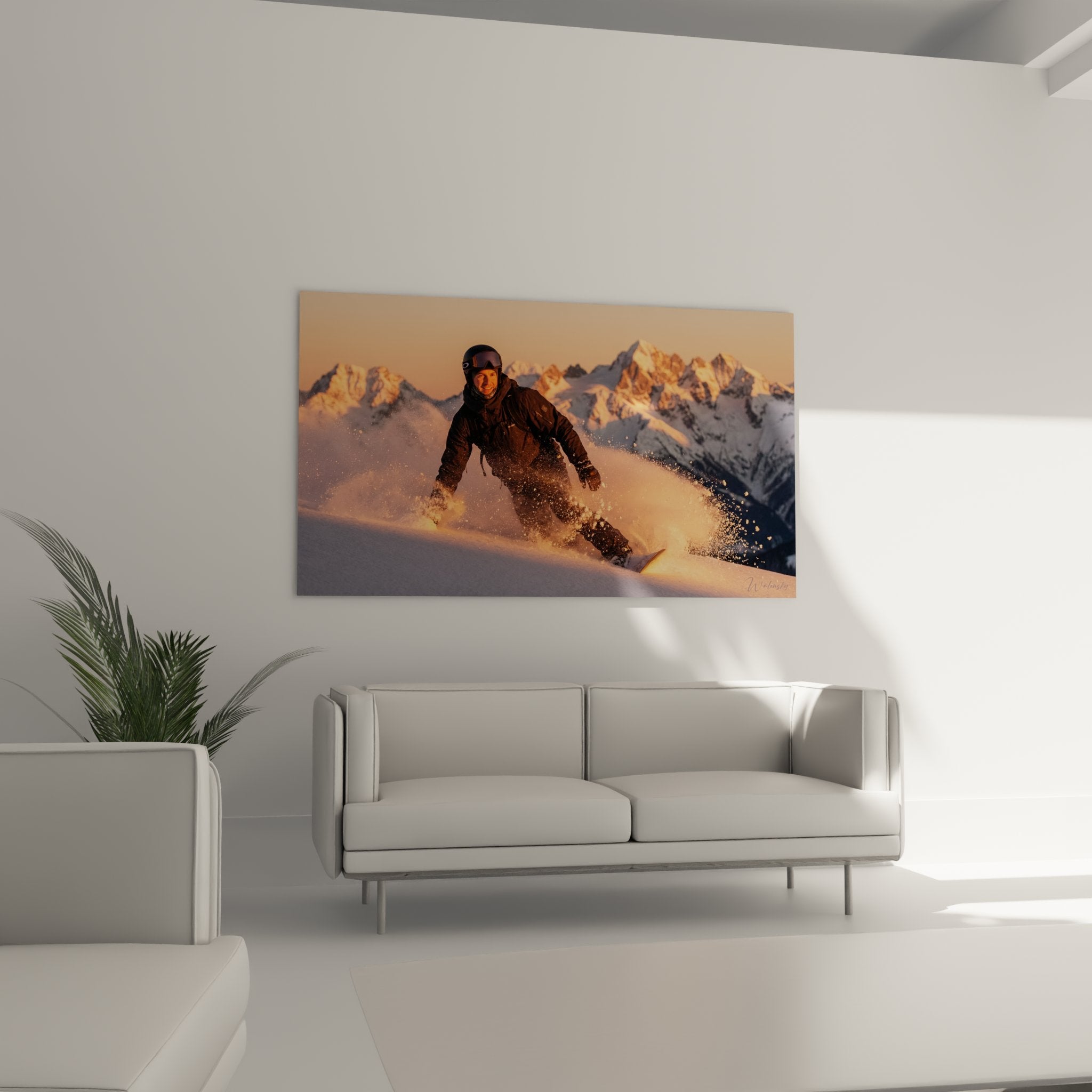 Detailaufnahme des Wandbildes zeigt Snowboarder mit aufgewirbeltem Schnee im Abendlicht