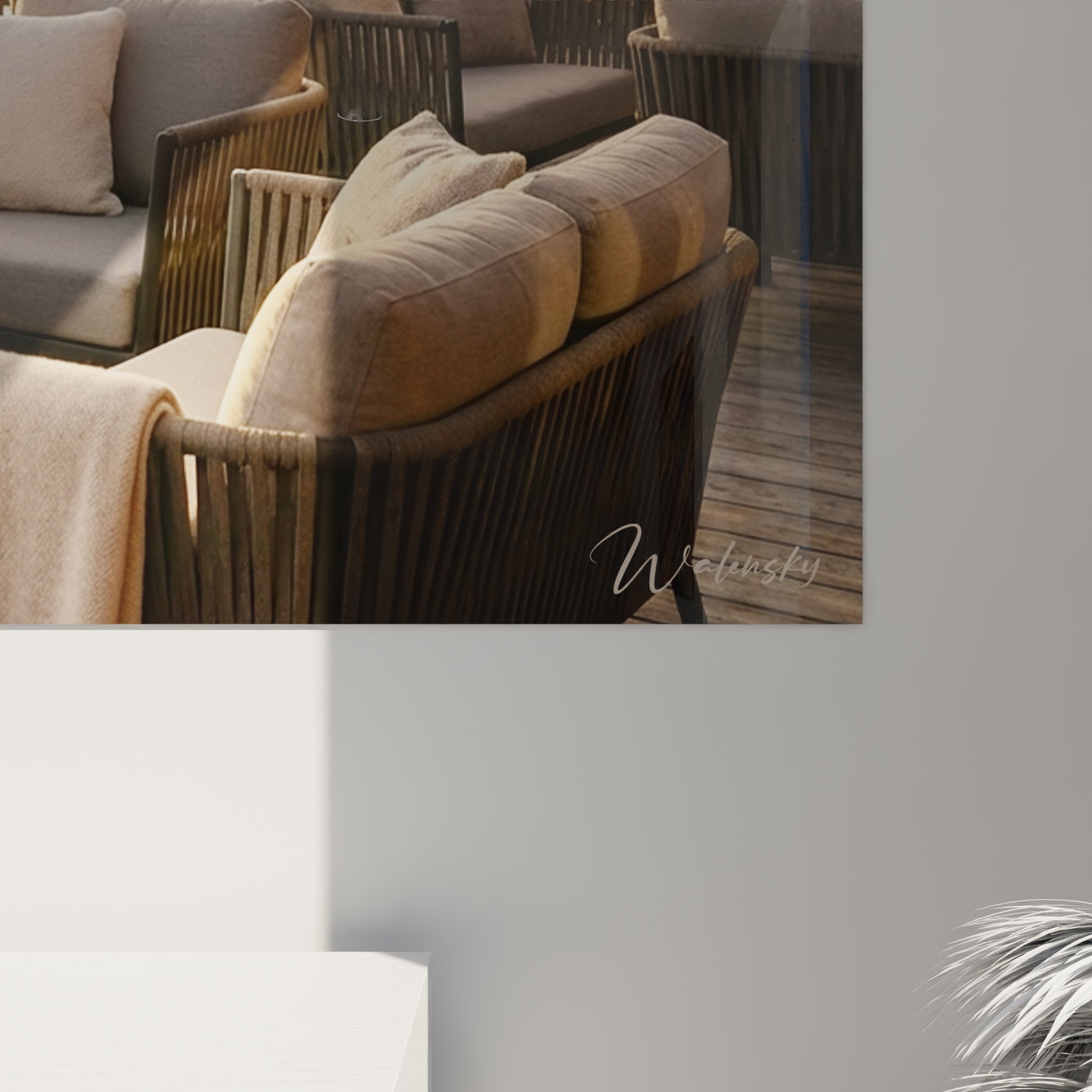 Gesamtansicht der gemütlichen Bergterrasse mit Loungemöbeln und Snowboard vor schneebedeckter Alpenkulisse