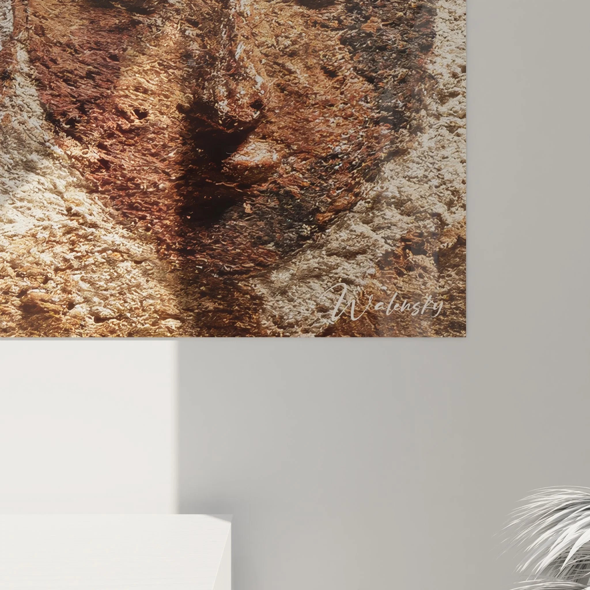 Gesamtansicht des Wandbildes mit drei rituellen Stammesmasken