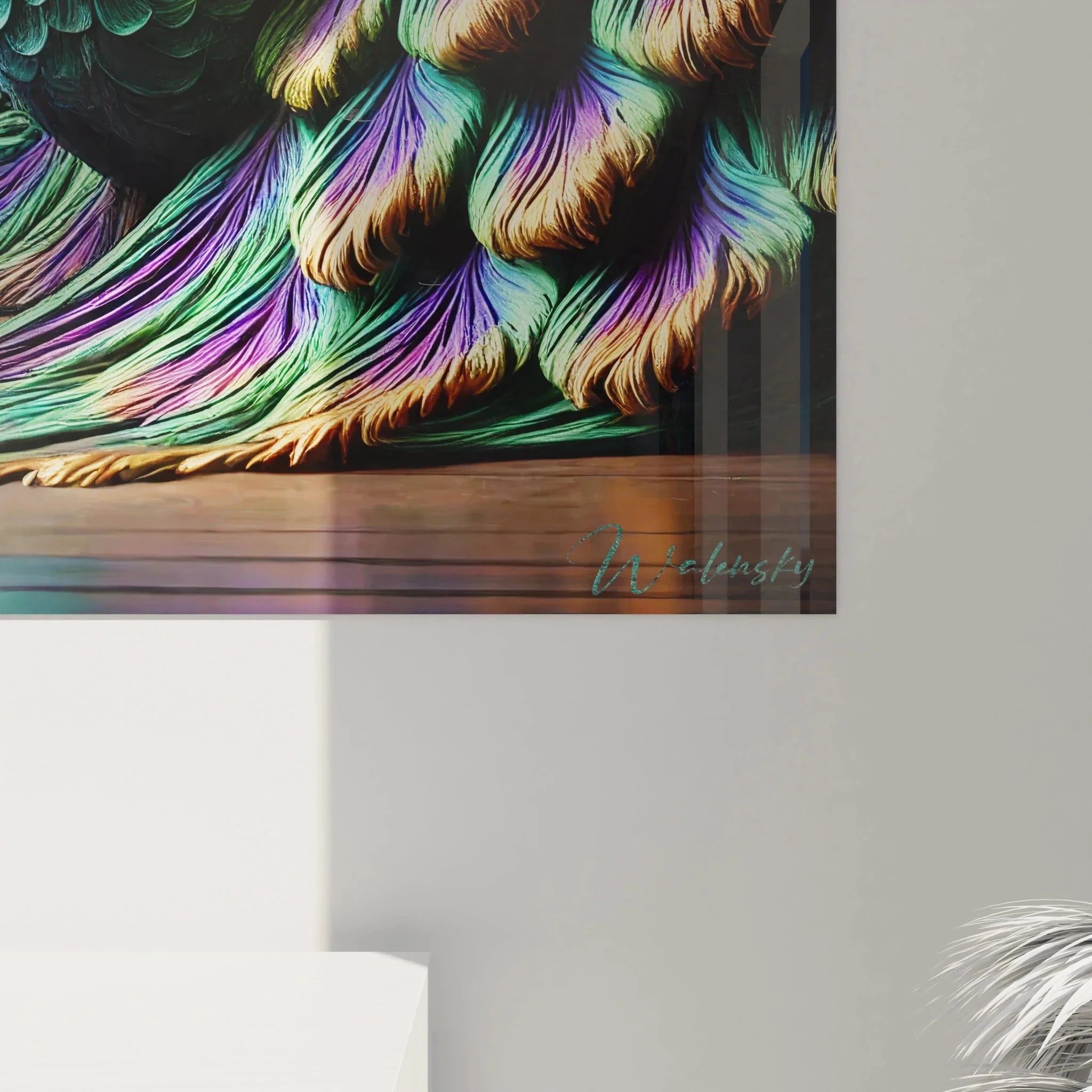 Gesamtansicht majestätisches Pfau Wandbild mit ausgebreiteten Federn auf dunklem Hintergrund