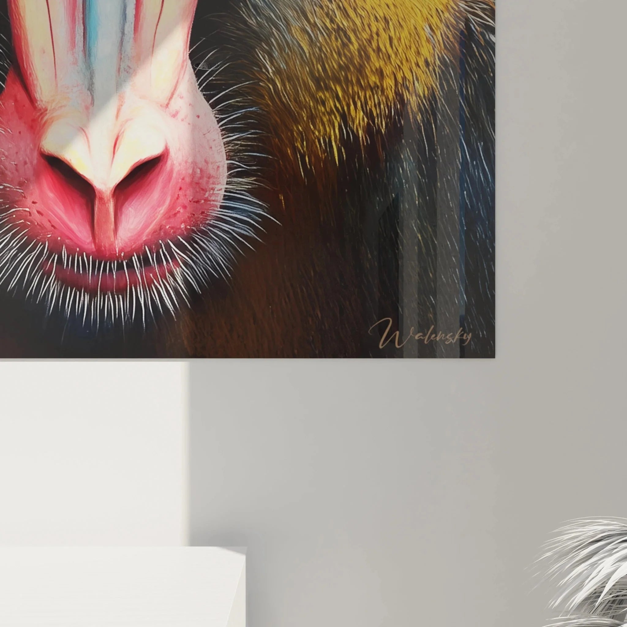 Gesamtansicht Mandrill Kunstdruck an weißer Wand - Premium Wanddekoration für Wohnräume