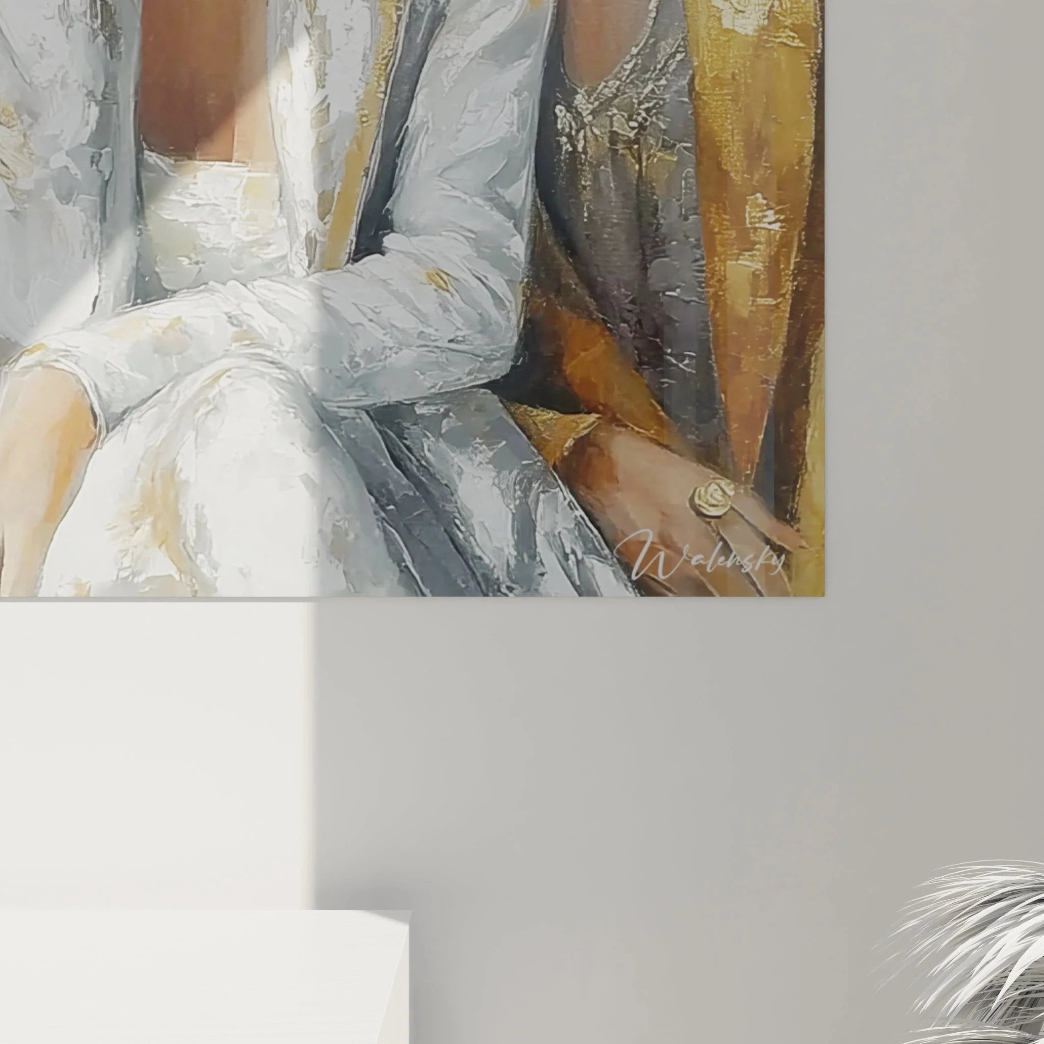 Gesamtansicht modernes Wandbild drei elegante Frauen in Streetwear Style mit goldenen Accessoires