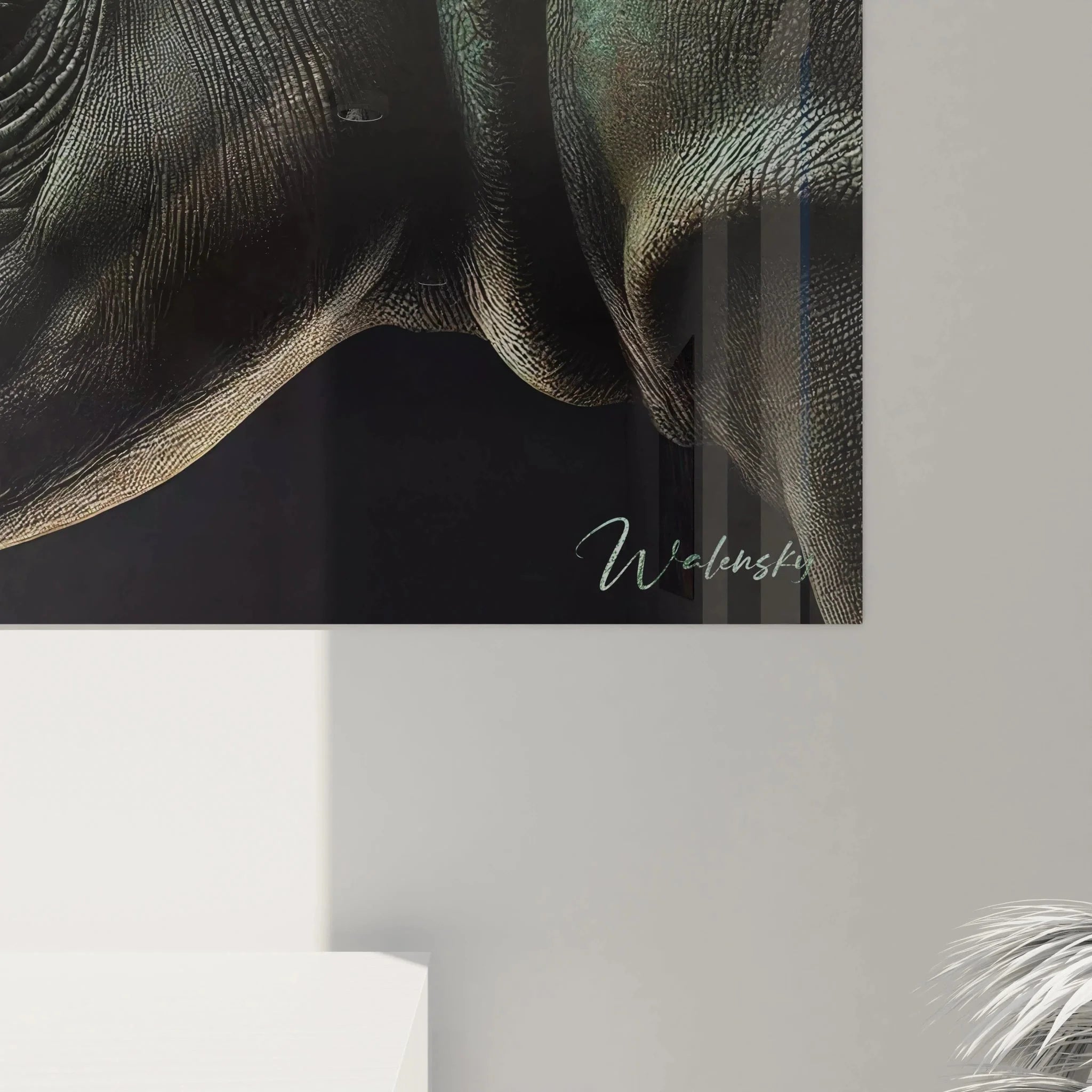 Gesamtansicht Nashorn Wandbild mit goldenen Verzierungen in elegantem Wohnambiente