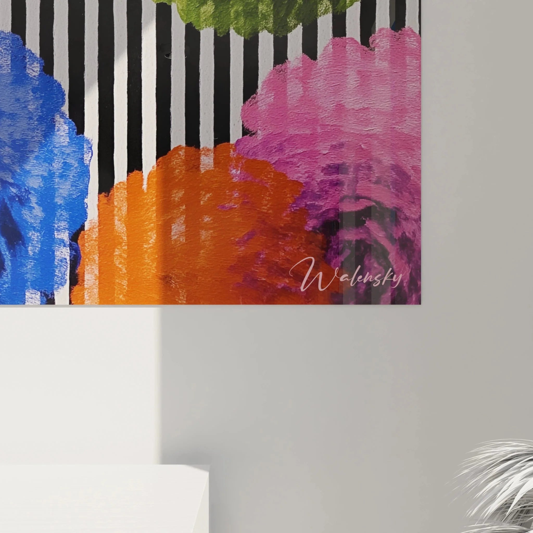 Gesamtansicht des Op Art Wandbildes mit farbenfrohen Blumen auf geometrischen Streifen