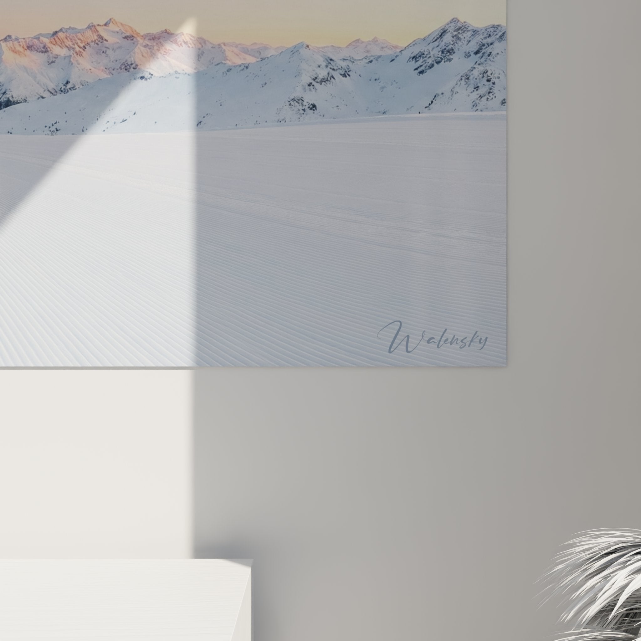 Gesamtansicht des gerahmten Schneepiste Wandbildes mit eleganter Präsentation an weißer Wand